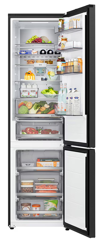 Otwarta lodówka wypełniona jedzeniem: owoce, warzywa, napoje i zapakowane produkty na półkach i szufladach. Zamrażarka również jest otwarta.