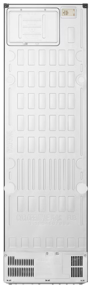 Tył białej lodówki z prostokątnymi i pionowymi wzorami, otworami wentylacyjnymi i tekstem na dole. Wtyczka u góry.