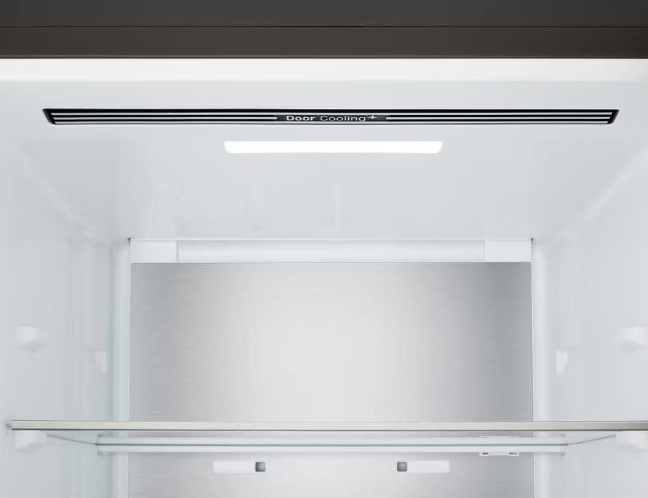 Wnętrze lodówki, pokazujące półki i wentylację. U góry widoczny jest wentylator 'Door Cooling+'.