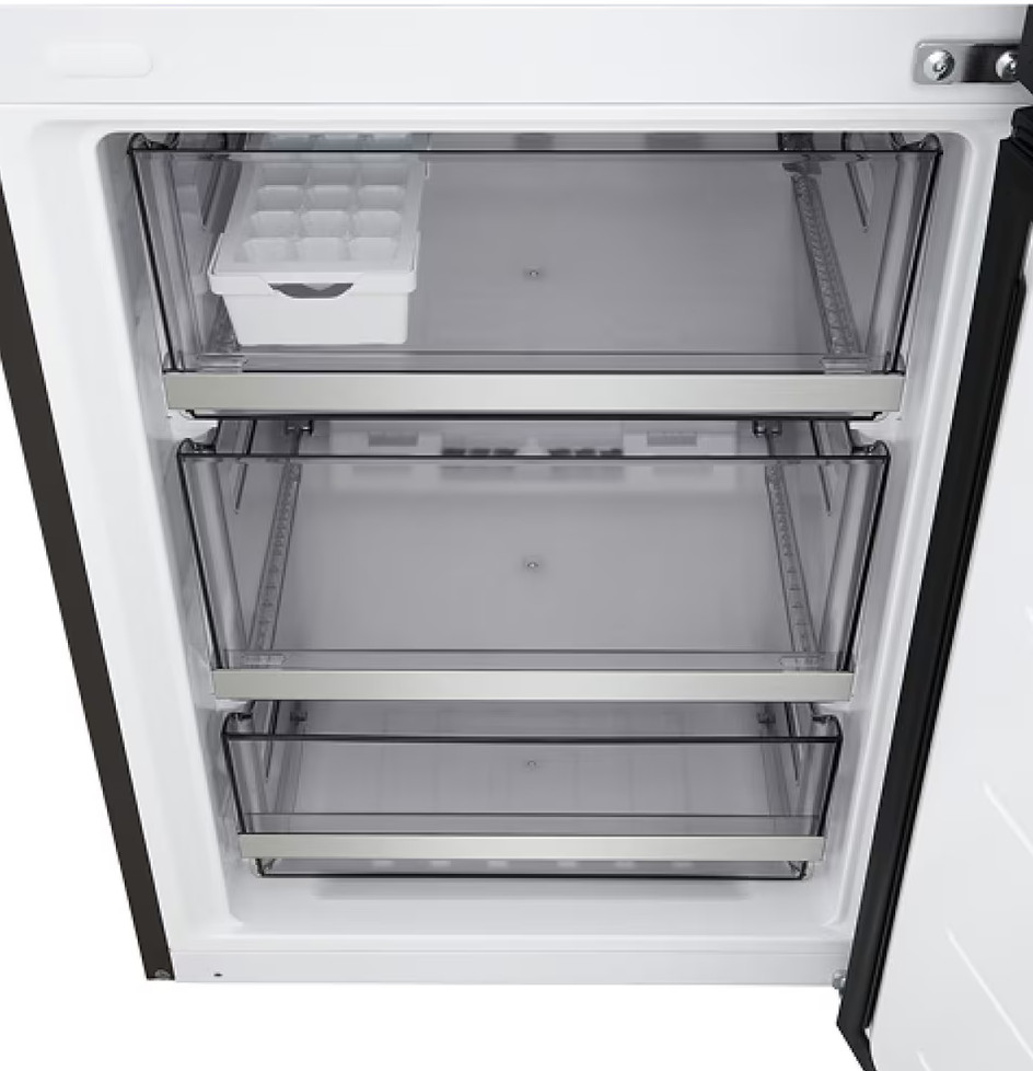 Otwarta lodówka z trzema przezroczystymi szufladami. Górna szuflada ma pojemnik na kostki lodu. Białe wnętrze z czarną ramą.