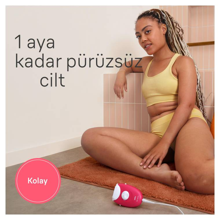 Sarı iç çamaşırlı bir kadın halının yanında oturuyor, metin '1 aya kadar pürüzsüz cilt' diyor. Halının üzerinde pembe bir epilatör var. Metin: Kolay.