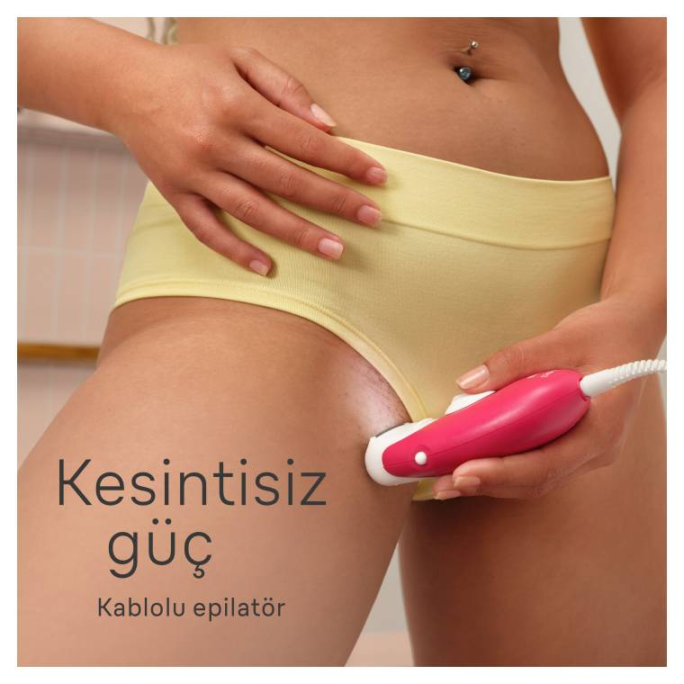 Bir kişi bacağında epilatör kullanıyor. Sarı iç çamaşırı giyiyor. Epilatör pembe ve beyazdır.