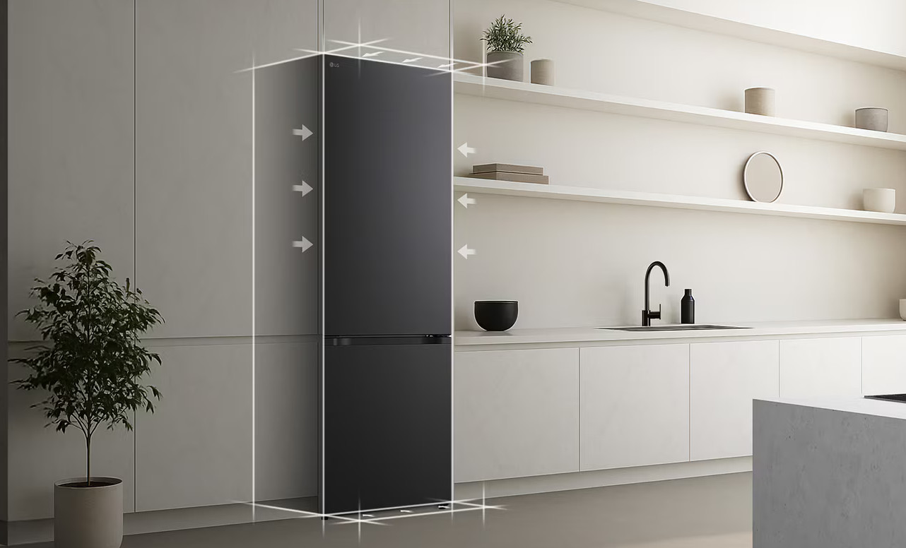 Czarna lodówka w nowoczesnej kuchni. Zawiera białe szafki, zlew i roślinę doniczkową.