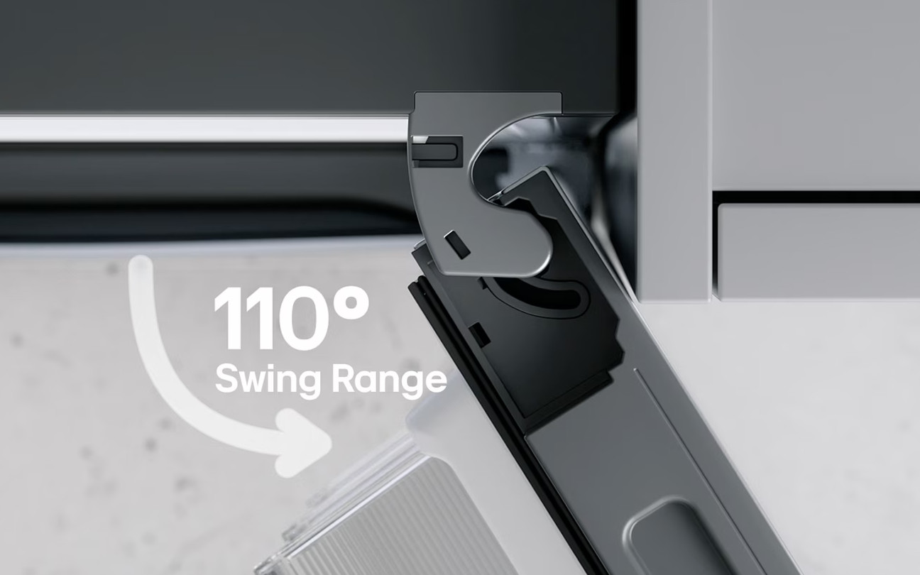 Zbliżenie zawiasu szafki. Grafika pokazuje zakres obrotu 110 stopni. Zawias jest metaliczny szary i czarny, zamontowany na białych powierzchniach.