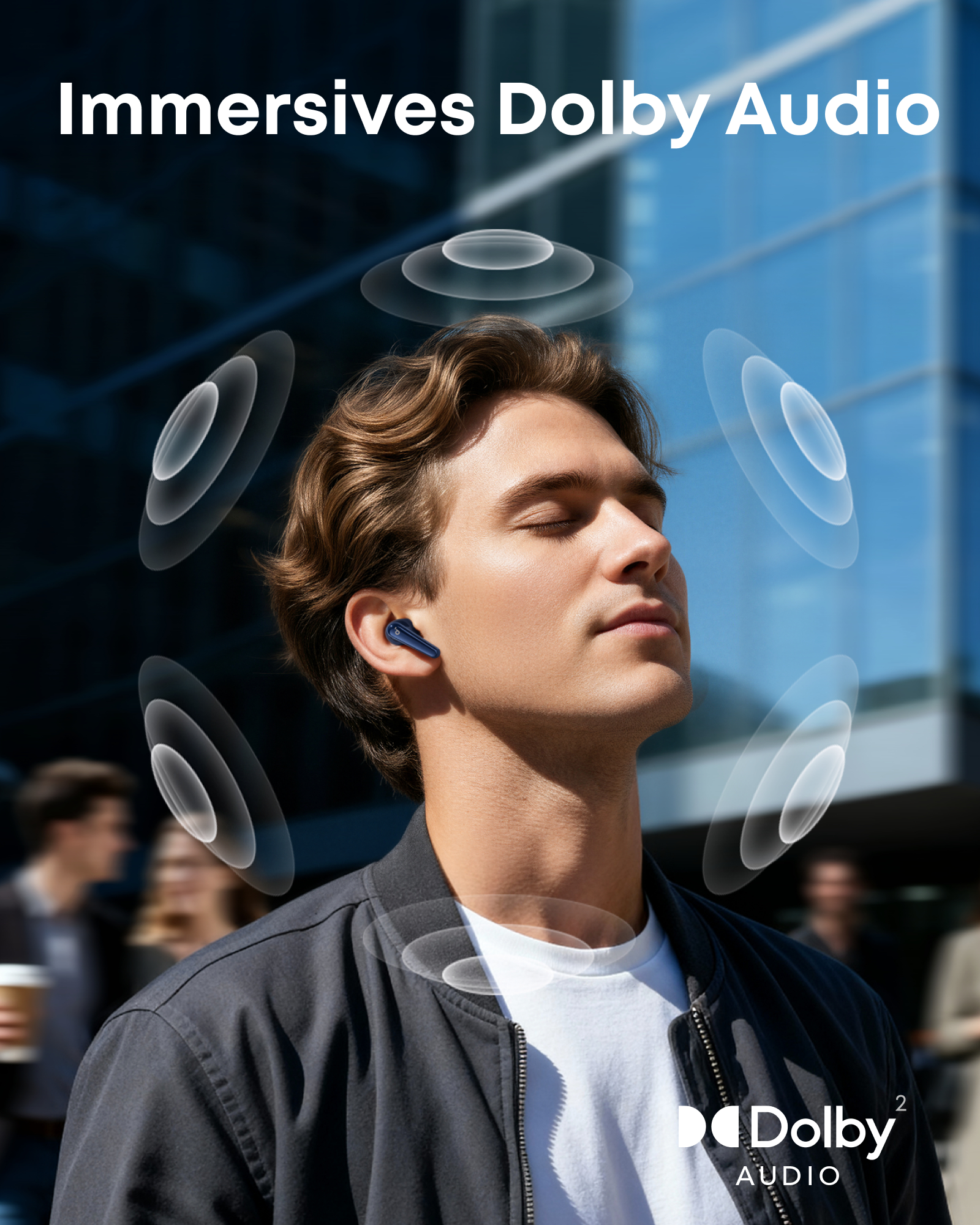 Mann mit blauen Ohrhörern, Augen geschlossen. Weiße Schallwellen umgeben ihn. Der Text lautet 'Immersive Dolby Audio'.