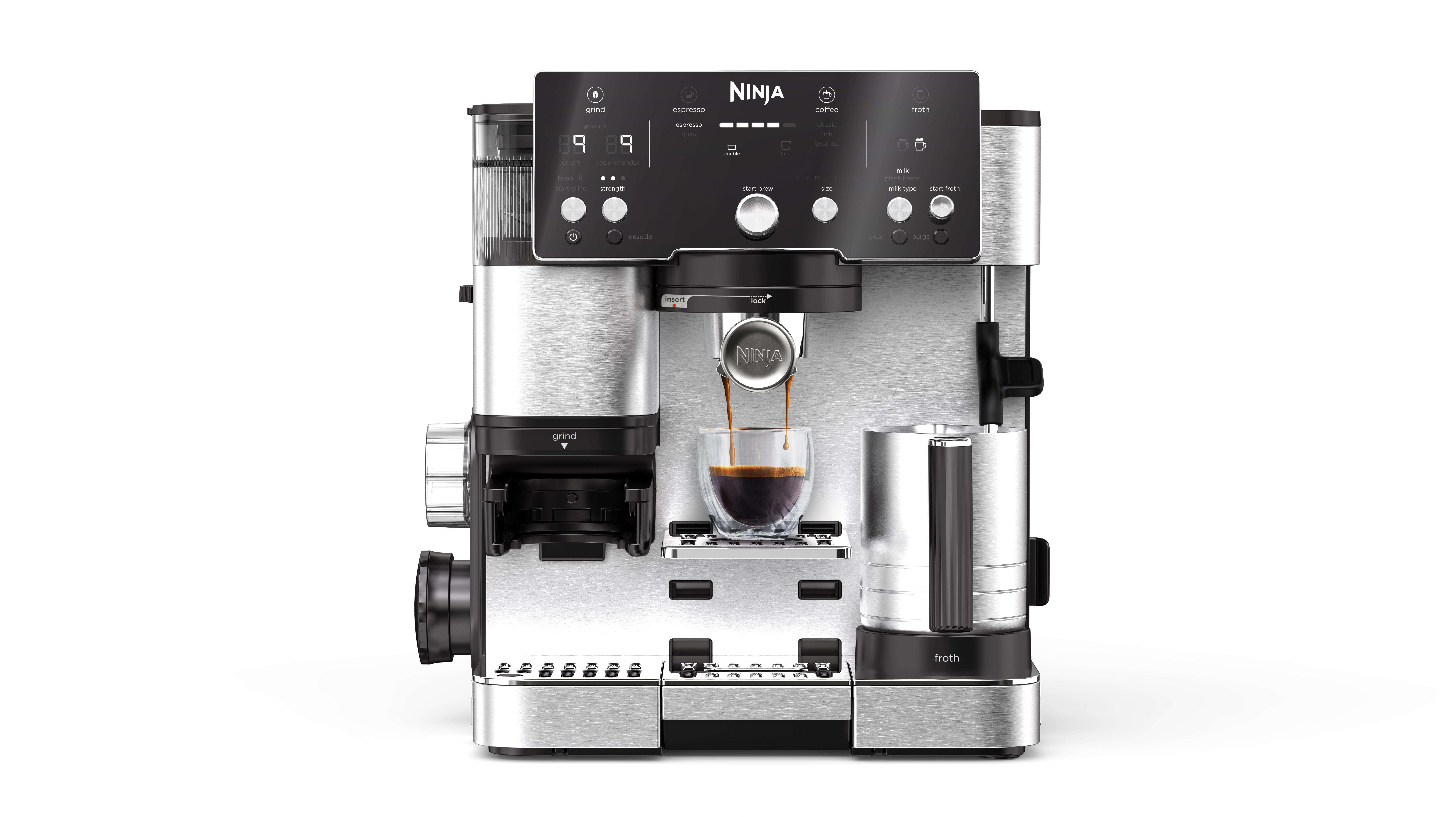 Ninja Kaffeemaschine, Edelstahl. Espresso wird in ein Glas gegossen. Knöpfe für Mahlen, Espresso, Kaffee und Schaum.