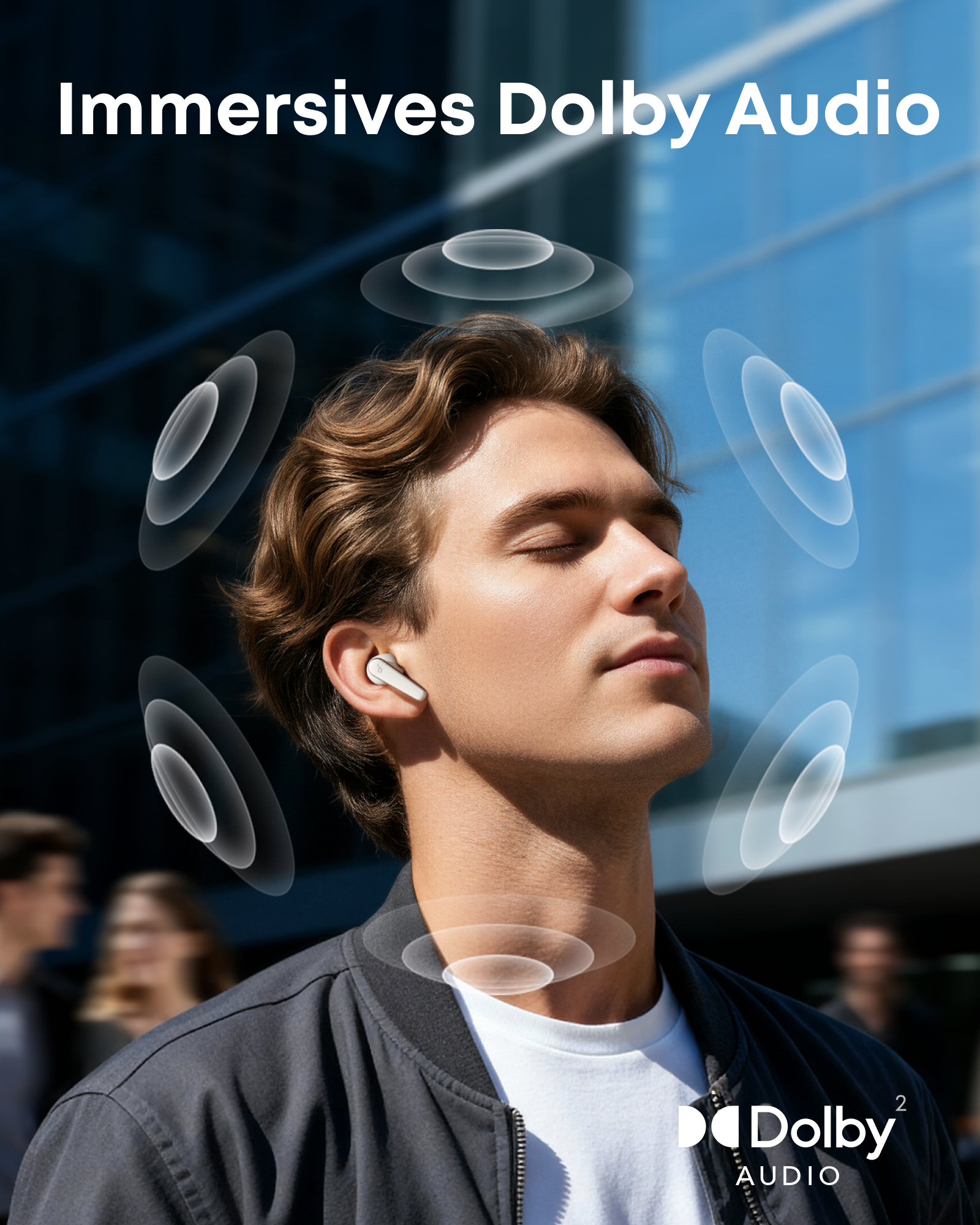 Ein Mann mit Ohrhörern schließt die Augen. Schallwellen gehen von seinem Kopf aus. Bild wirbt für Dolby Audio.