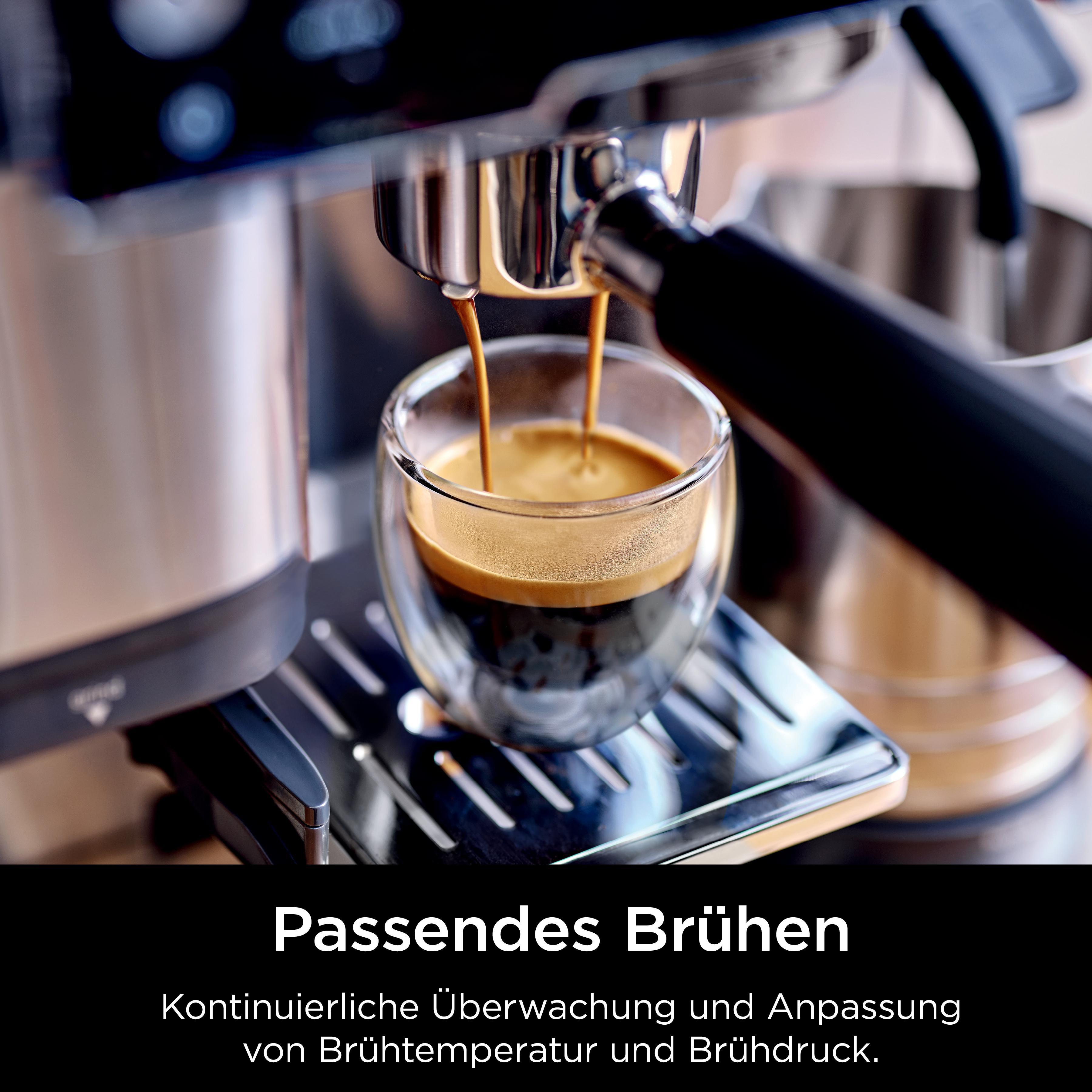 Espressomaschine, die Kaffee in ein Glas ausgibt. Das Bild ist eine Nahaufnahme, die den Prozess zeigt.