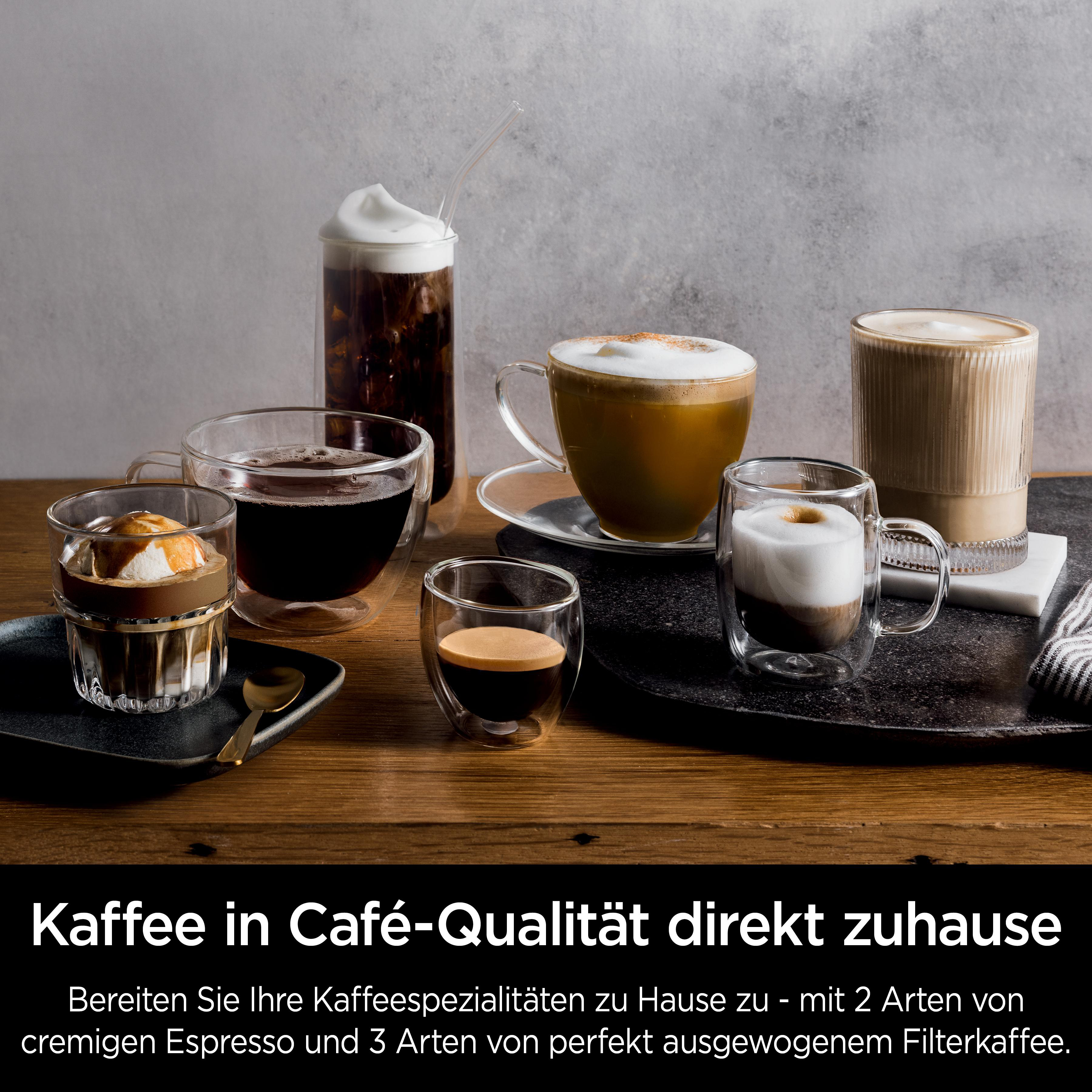 Das Bild zeigt verschiedene Kaffeegetränke in Gläsern auf einem Holztisch. Der Hintergrund ist ein neutrales Grau.