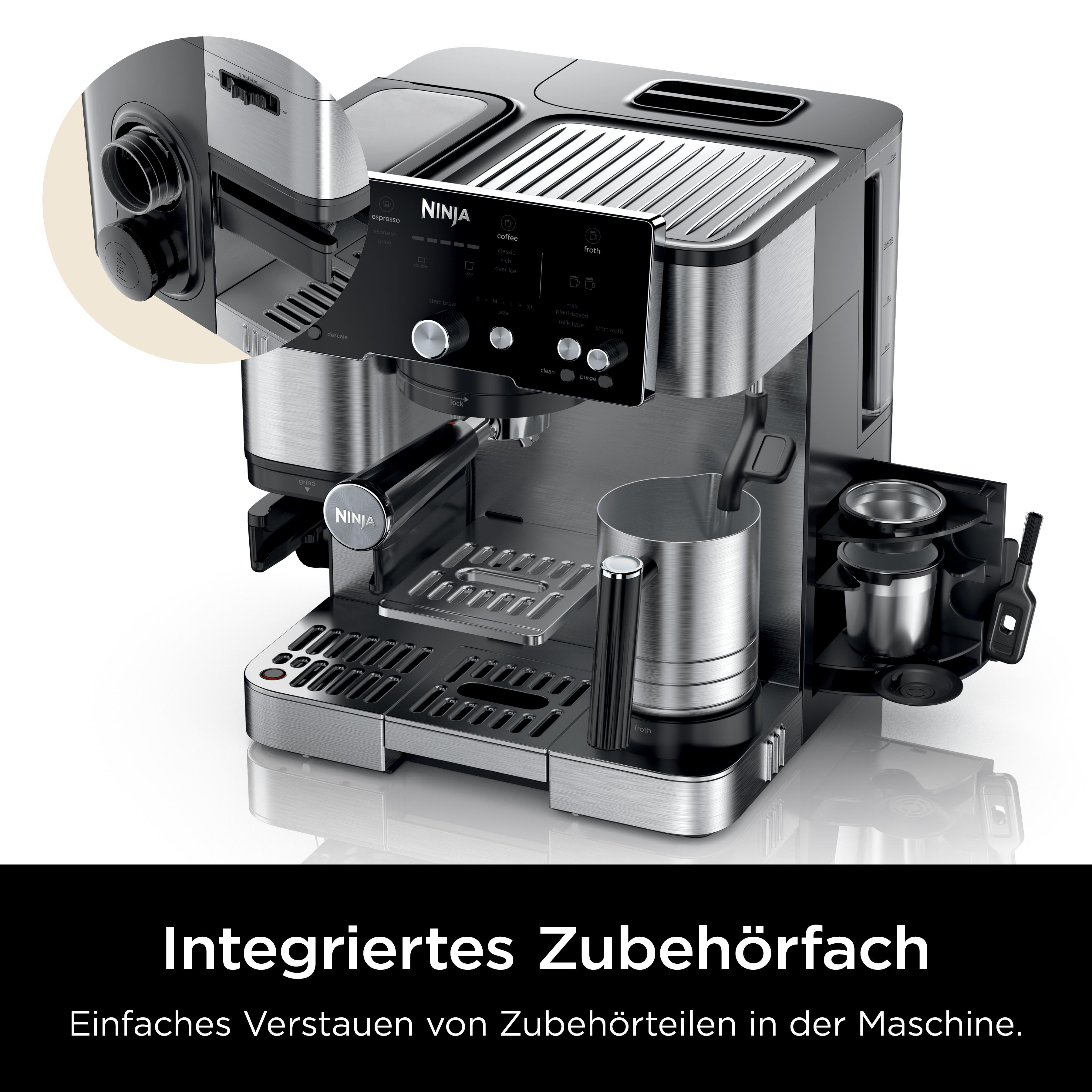 Eine Ninja-Kaffeemaschine mit mehreren Funktionen. Sie hat eine Edelstahl-Oberfläche und ein schwarzes Bedienfeld.