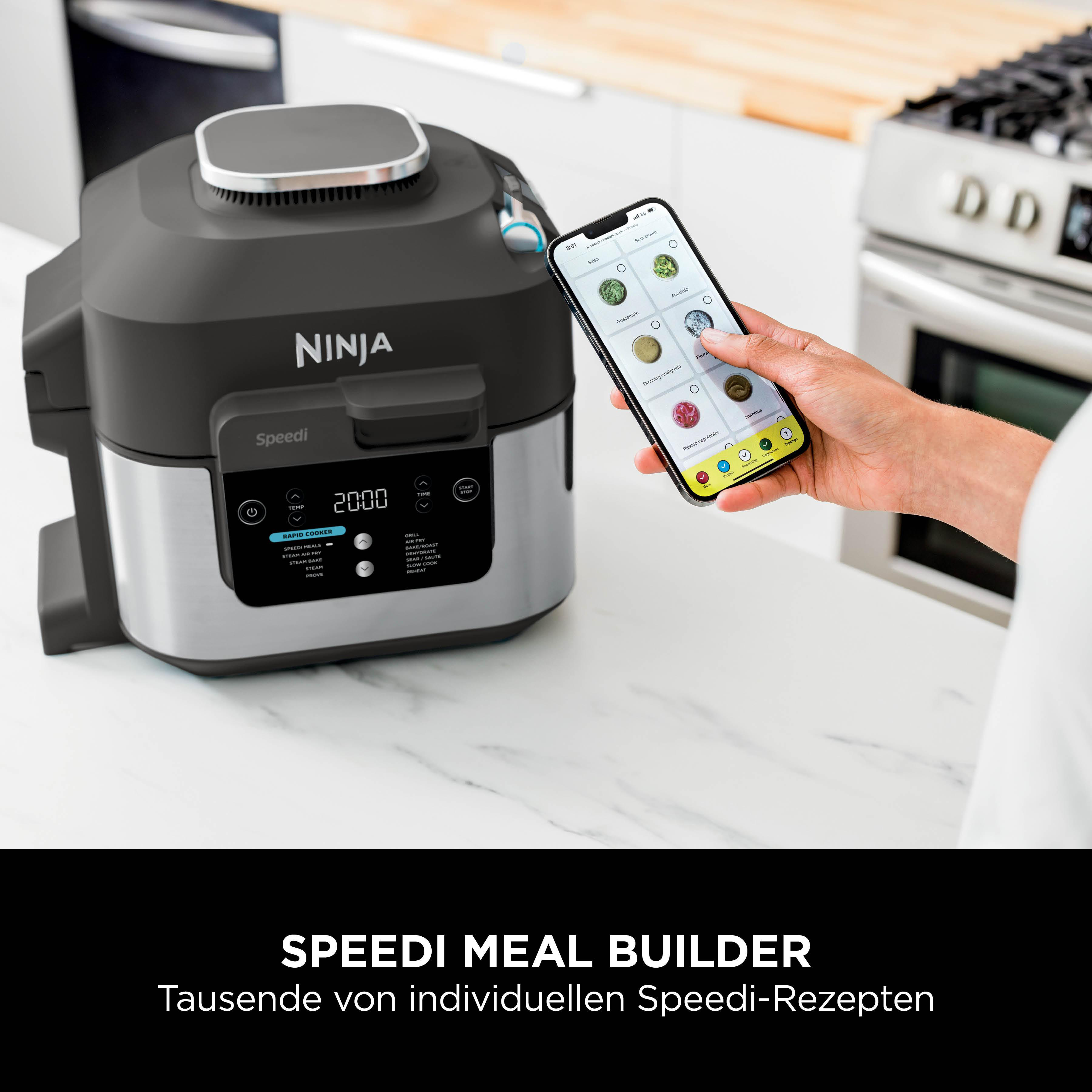 Ninja Speedi Multikocher mit Telefon, das eine Rezept-App anzeigt. Eine Hand wählt Zutaten für eine Mahlzeit aus.