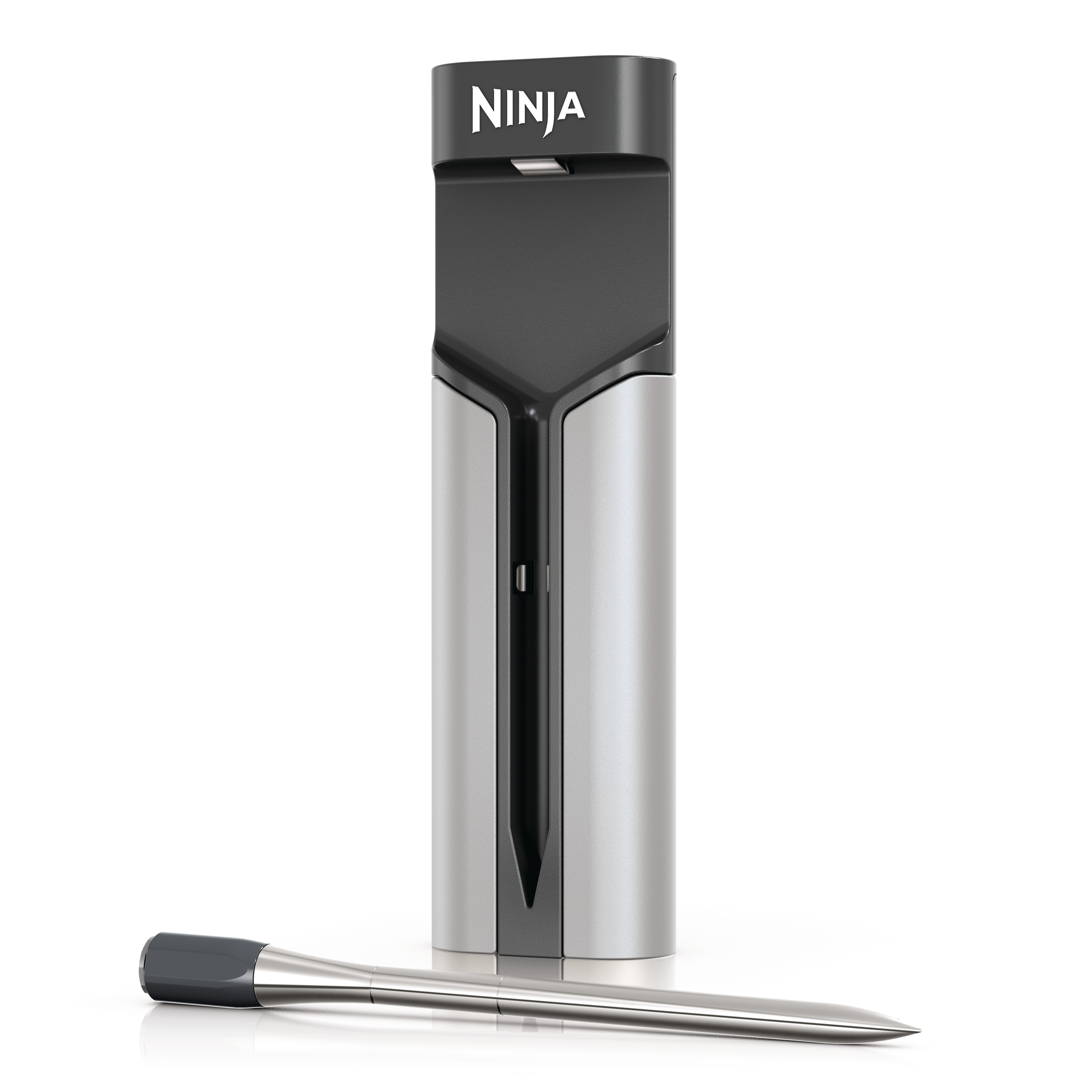 Ein Ninja-Fleischthermometer, silber und schwarz, steht aufrecht. Eine Sonde liegt horizontal davor auf weißem Grund.