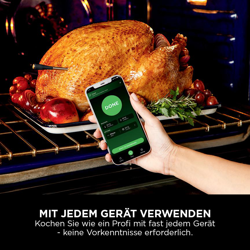 Ein gebratener Truthahn im Ofen, mit einem Telefon, das 'DONE' anzeigt. Das Telefon zeigt Innen- und Zieltemperaturen an.