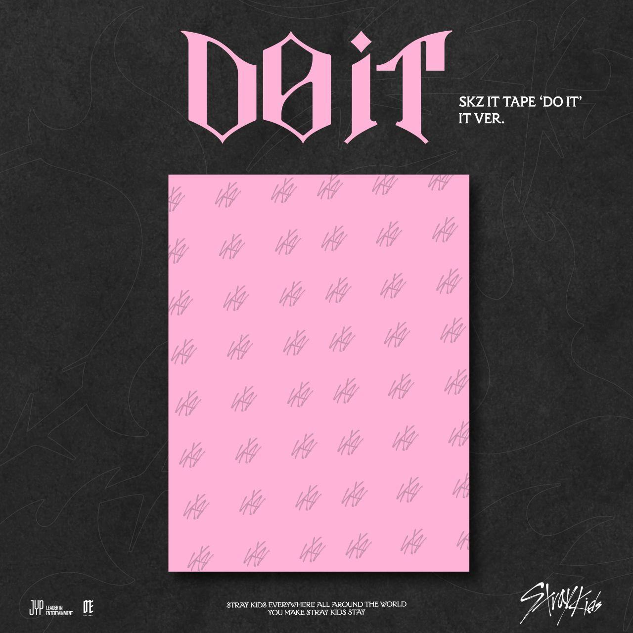 Roze albumcover met 'Do It' tekst, Stray Kids logo. Roze patroon rechthoek op donkere achtergrond.