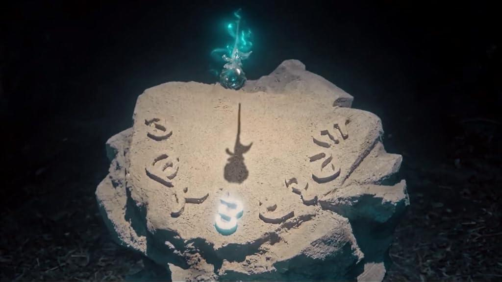 Ein Stein mit gravierten Symbolen, gekrönt von leuchtender türkisfarbener Energie. Ein Schatten fällt auf den Stein, mit blauem Licht an der Basis.