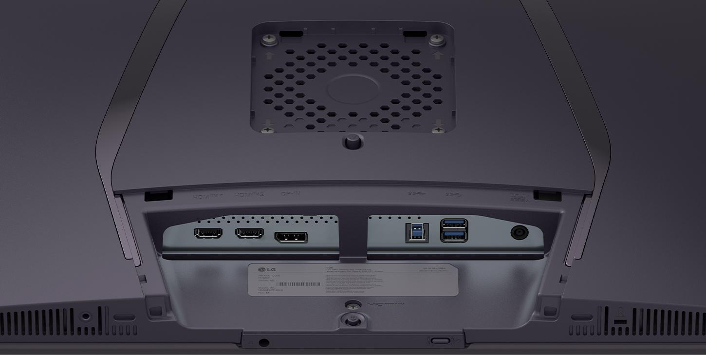 Die Rückseite eines schwarzen Monitors mit Anschlüssen, Lüftungsöffnungen und einem LG-Logo. HDMI-, USB- und Stromanschlüsse sind sichtbar.