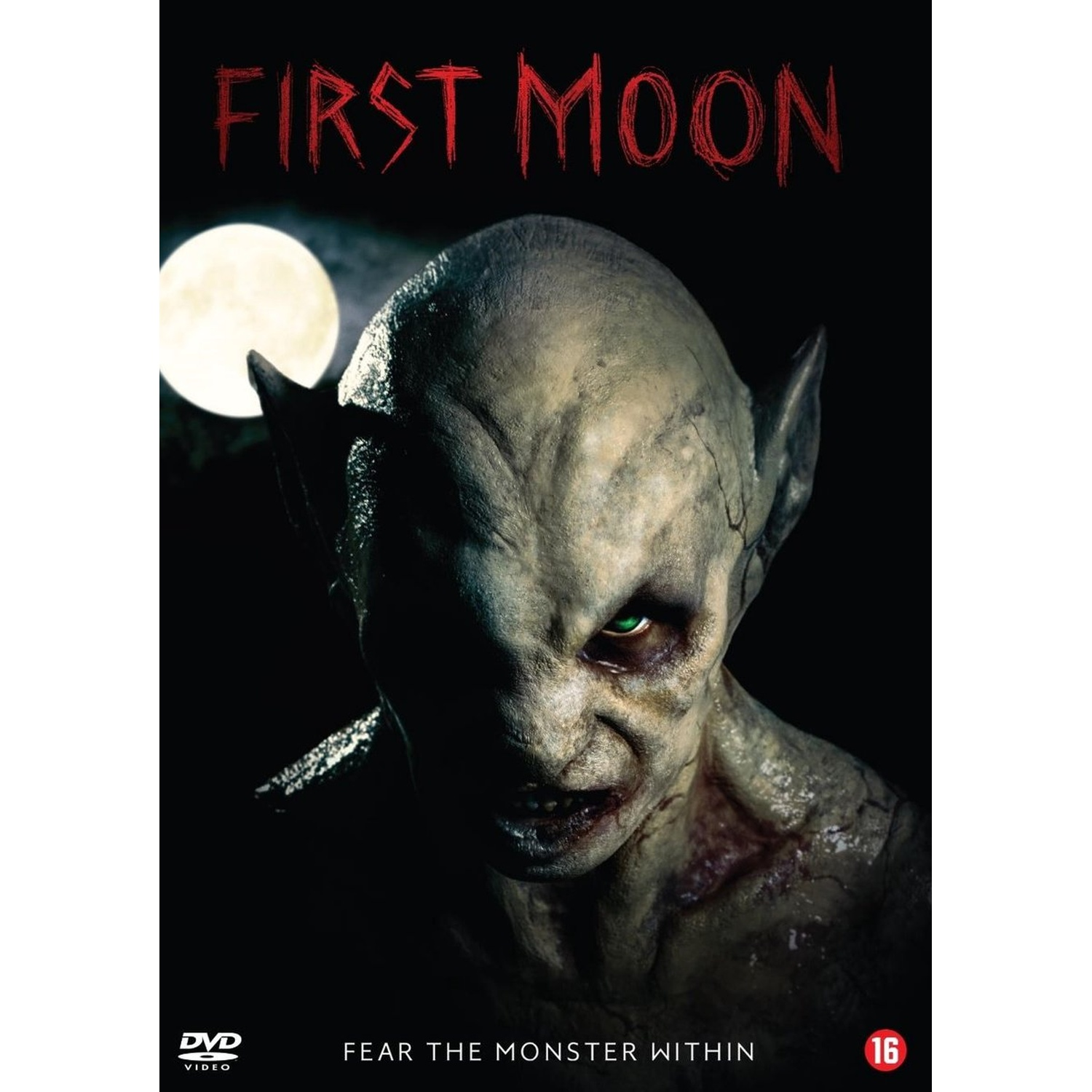 Couverture DVD. Un monstre aux yeux verts au premier plan. Le titre "First Moon" est en haut. La lune est en arrière-plan.
