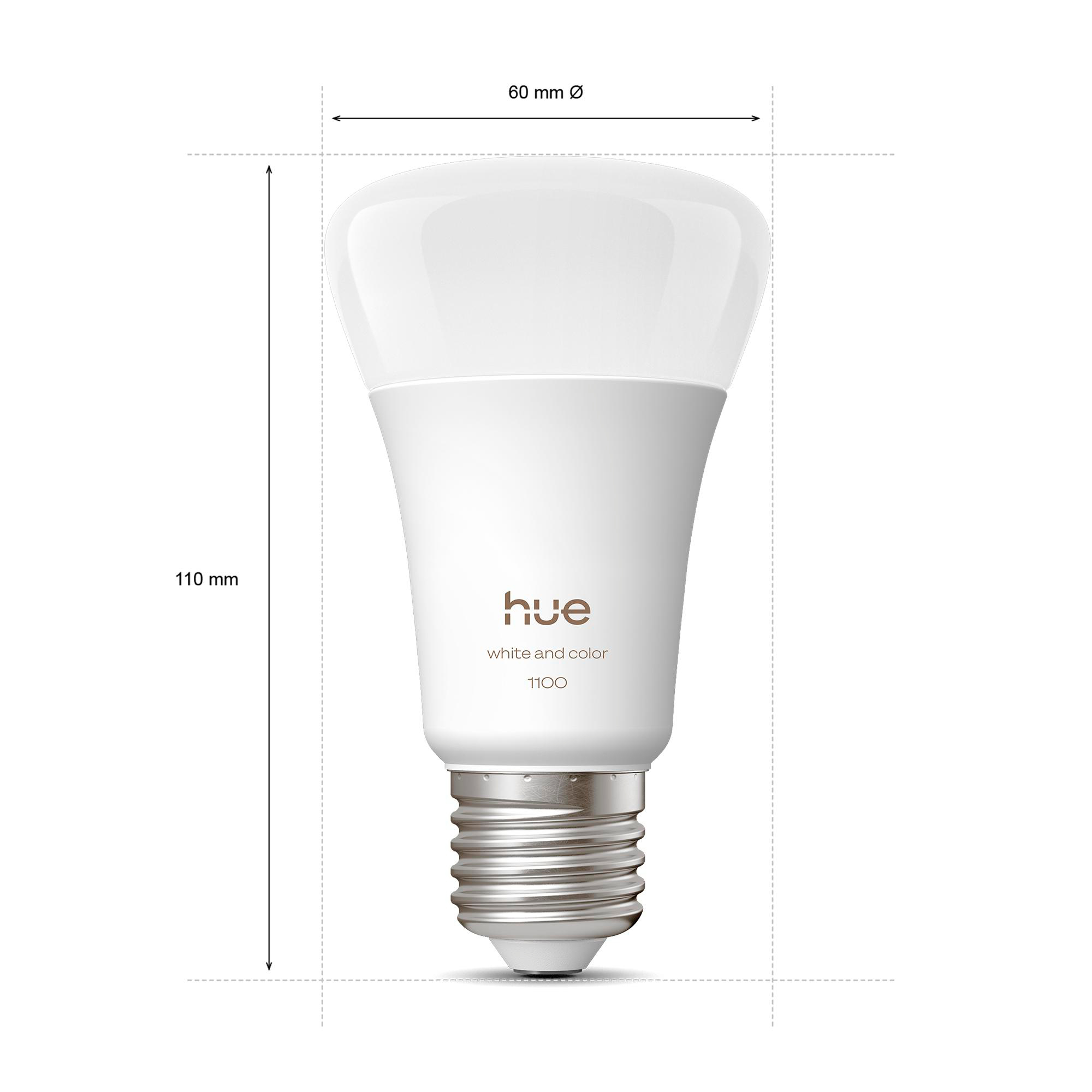 Eine weiße Philips Hue Smart-Glühbirne. Sie hat eine abgerundete Oberseite und einen Metallsockel. Abmessungen sind angegeben.