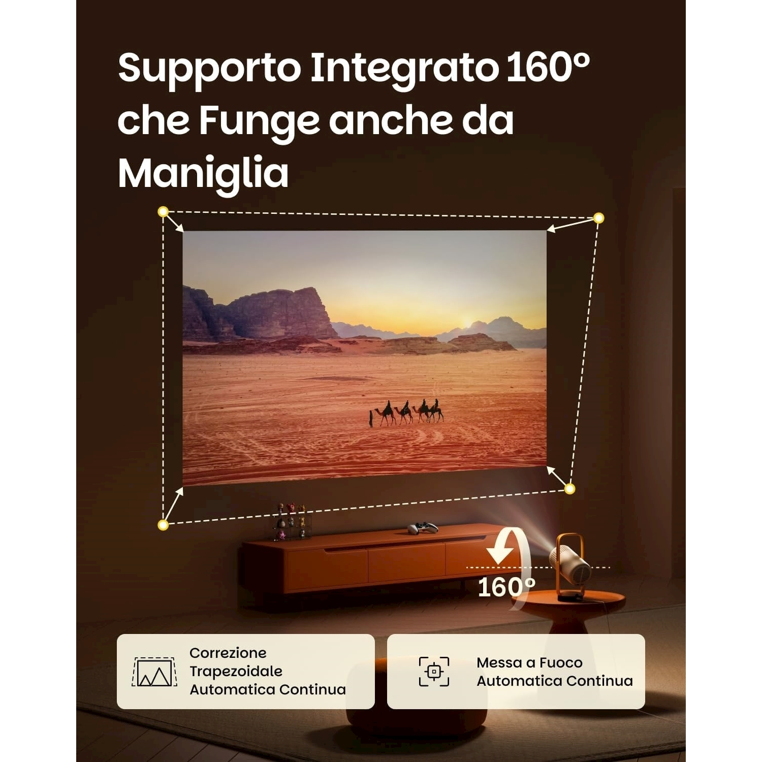 Un proiettore mostra una scena del deserto. È posizionato su un tavolo, con un mobile sottostante. Il testo recita 'Supporto Integrato 160°'.