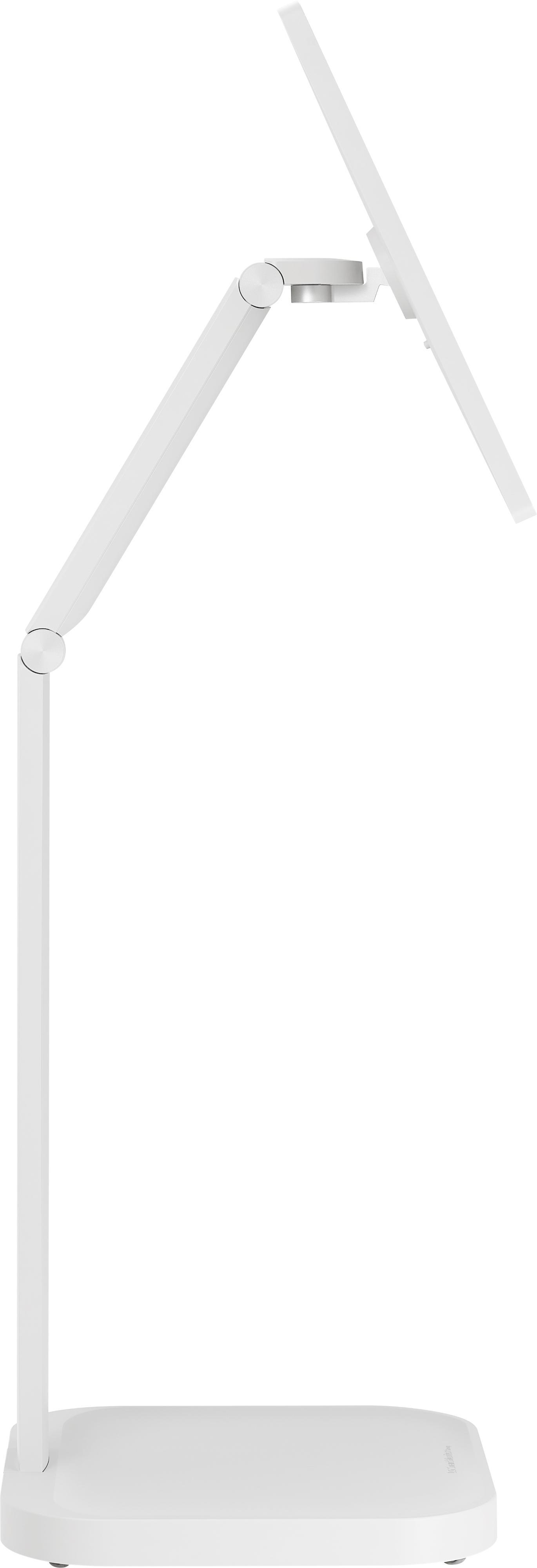 Eine weiße Schreibtischlampe mit verstellbarem Arm und Kopf, die auf einem weißen Sockel ruht, isoliert auf weißem Hintergrund.