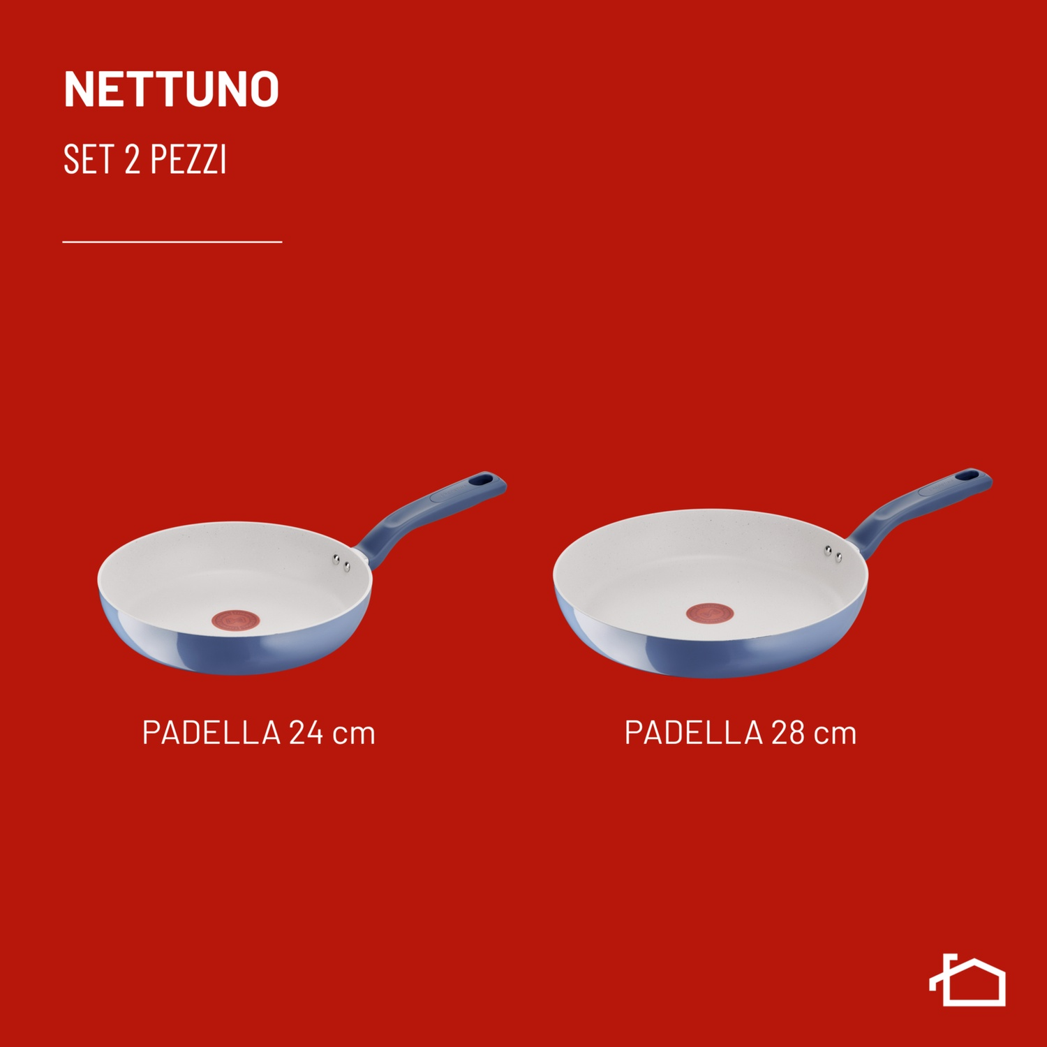 Due padelle blu con interni bianchi e manici blu sono esposte su sfondo rosso. Le padelle sono etichettate 24cm e 28cm.