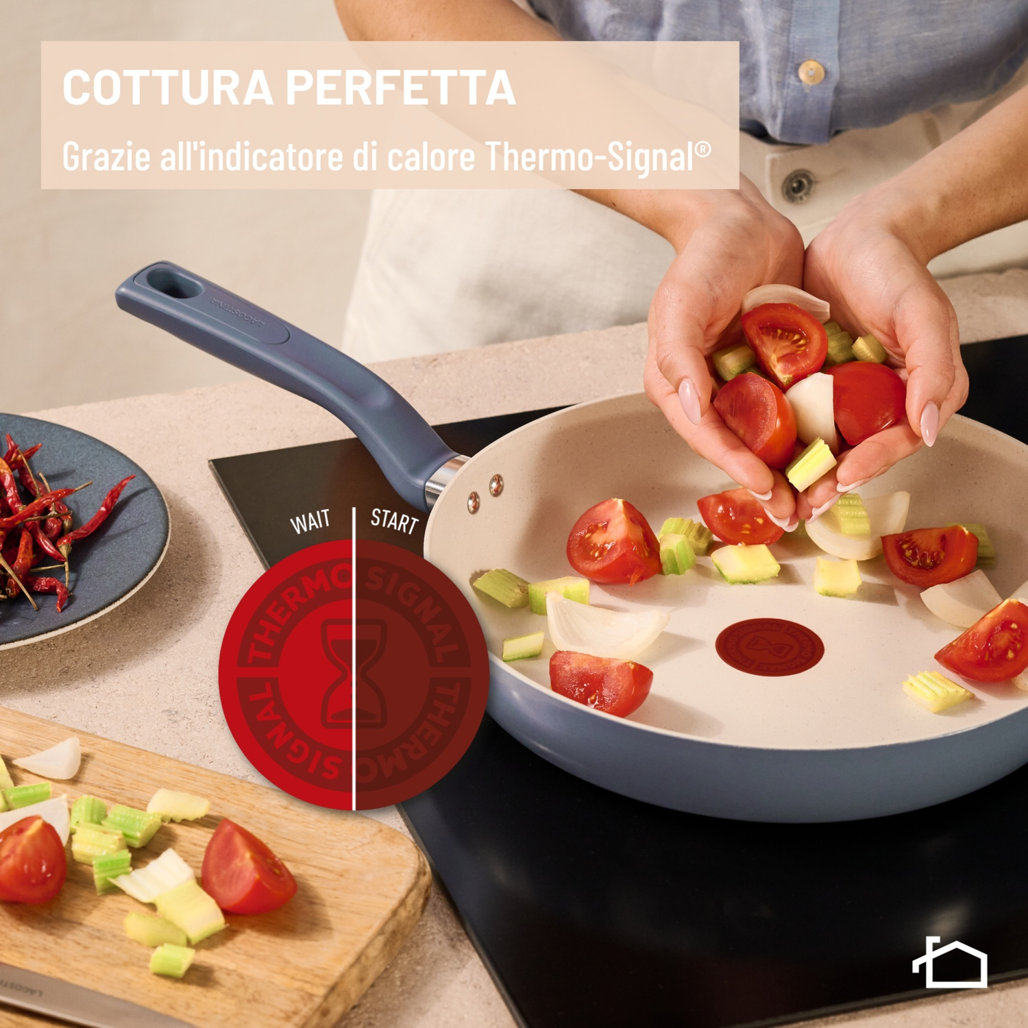 Una persona aggiunge verdure tritate in una padella. È visibile un indicatore Thermo-Signal. Sono presenti pomodori, cipolle e sedano.