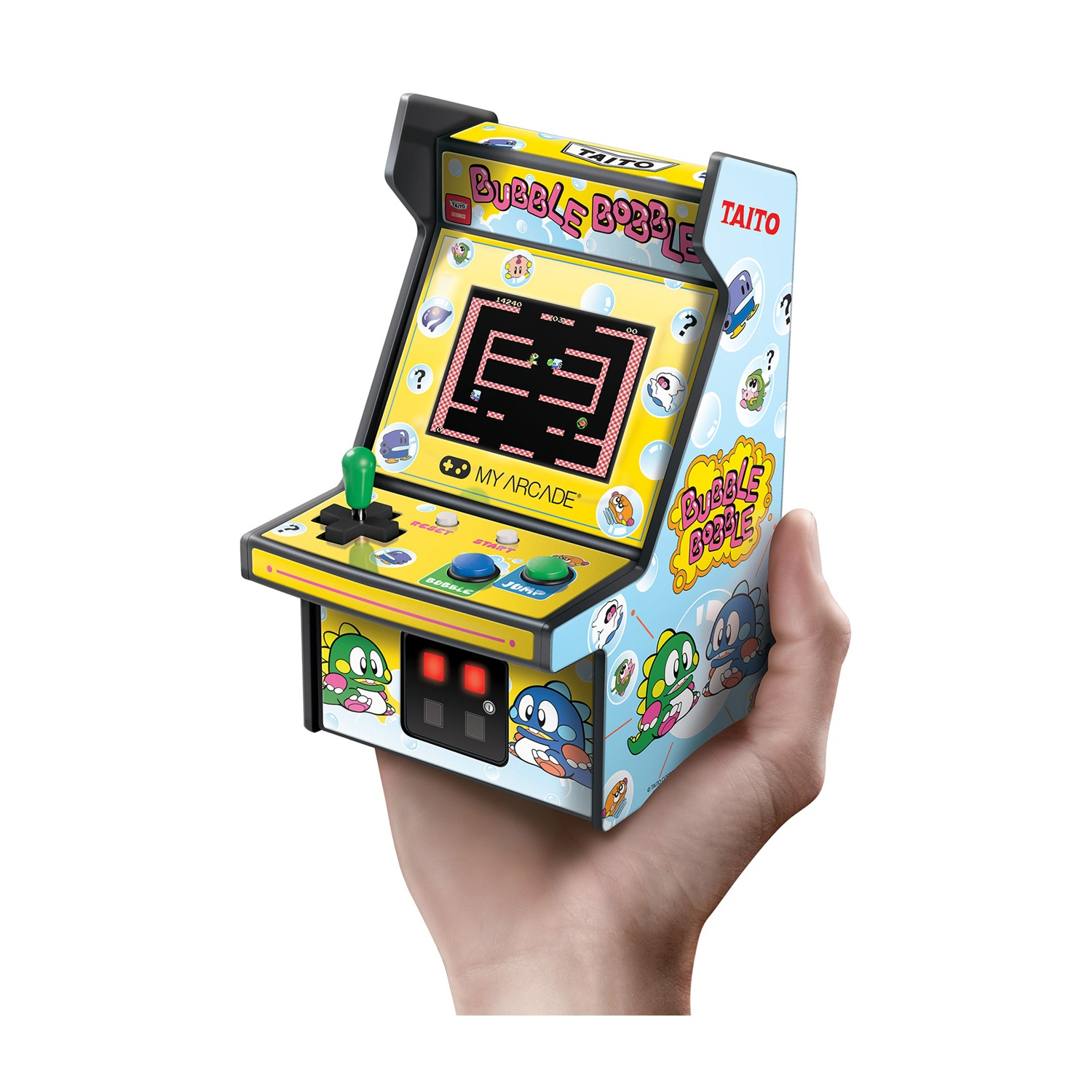 Un cabinato arcade in miniatura, tenuto in mano. Mostra il marchio 'Bubble Bobble' e presenta un joystick, pulsanti e uno schermo di gioco.