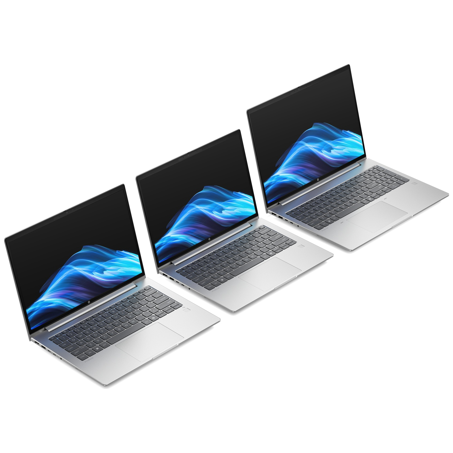 Trois ordinateurs portables argentés avec des écrans noirs affichant un design abstrait bleu et blanc sont disposés en diagonale sur une surface blanche.