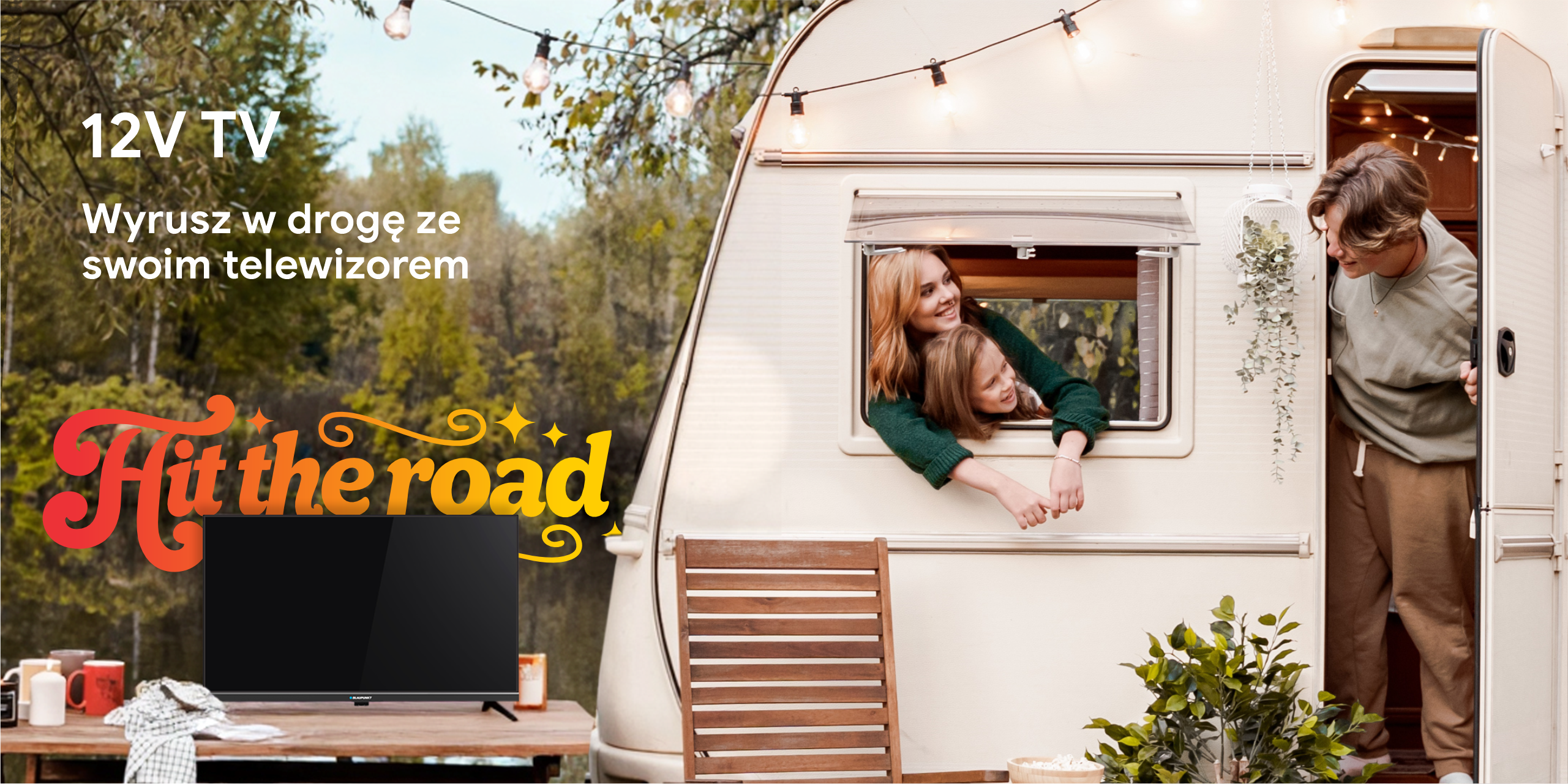 Przyczepa kempingowa z ludźmi. Telewizor i tekst 'Hit the road'. Ludzie wyglądają przez okno. Wiszące światła.