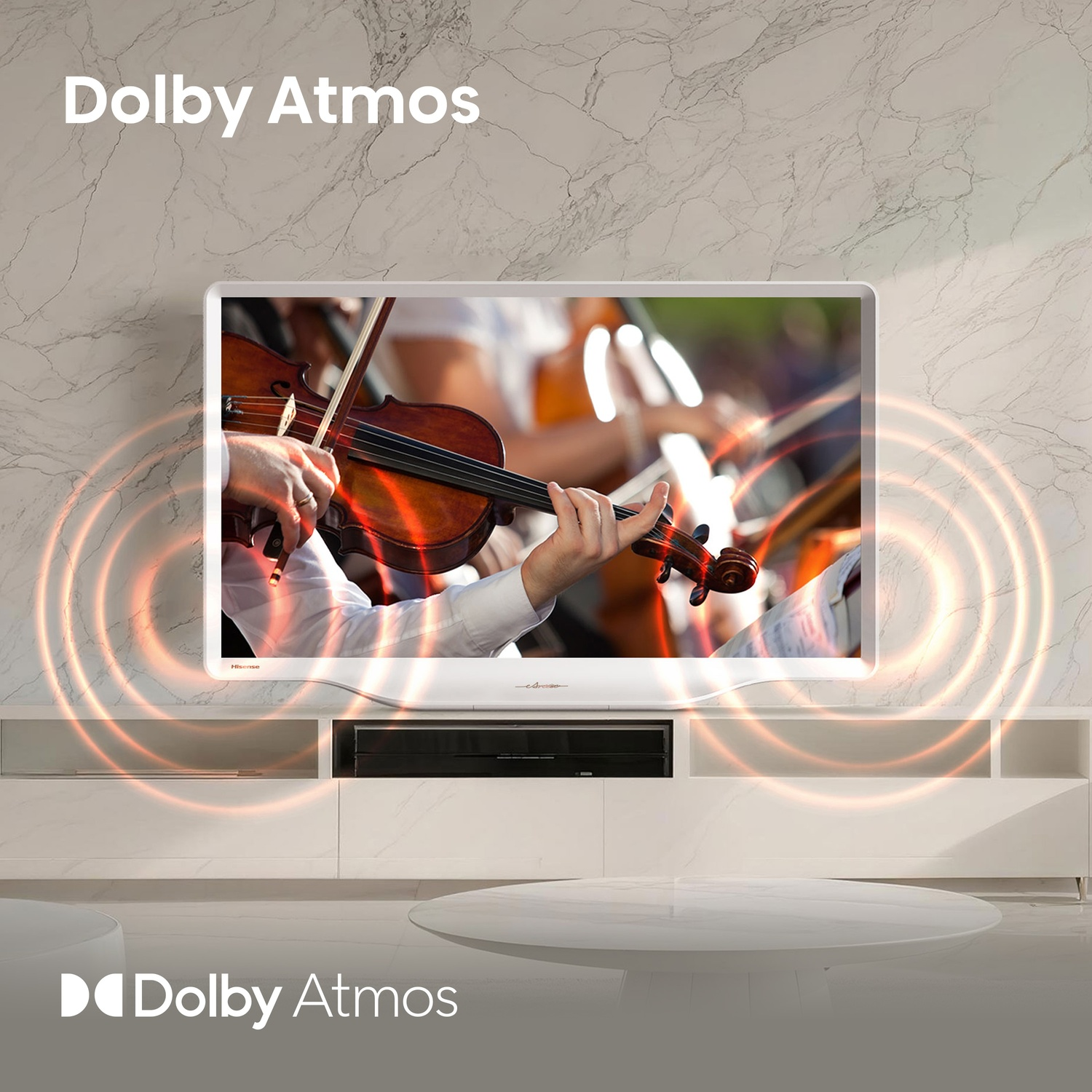 TV con violinista. Logo Dolby Atmos in alto e in basso. La TV è su una mensola bianca. Muro di marmo dietro.