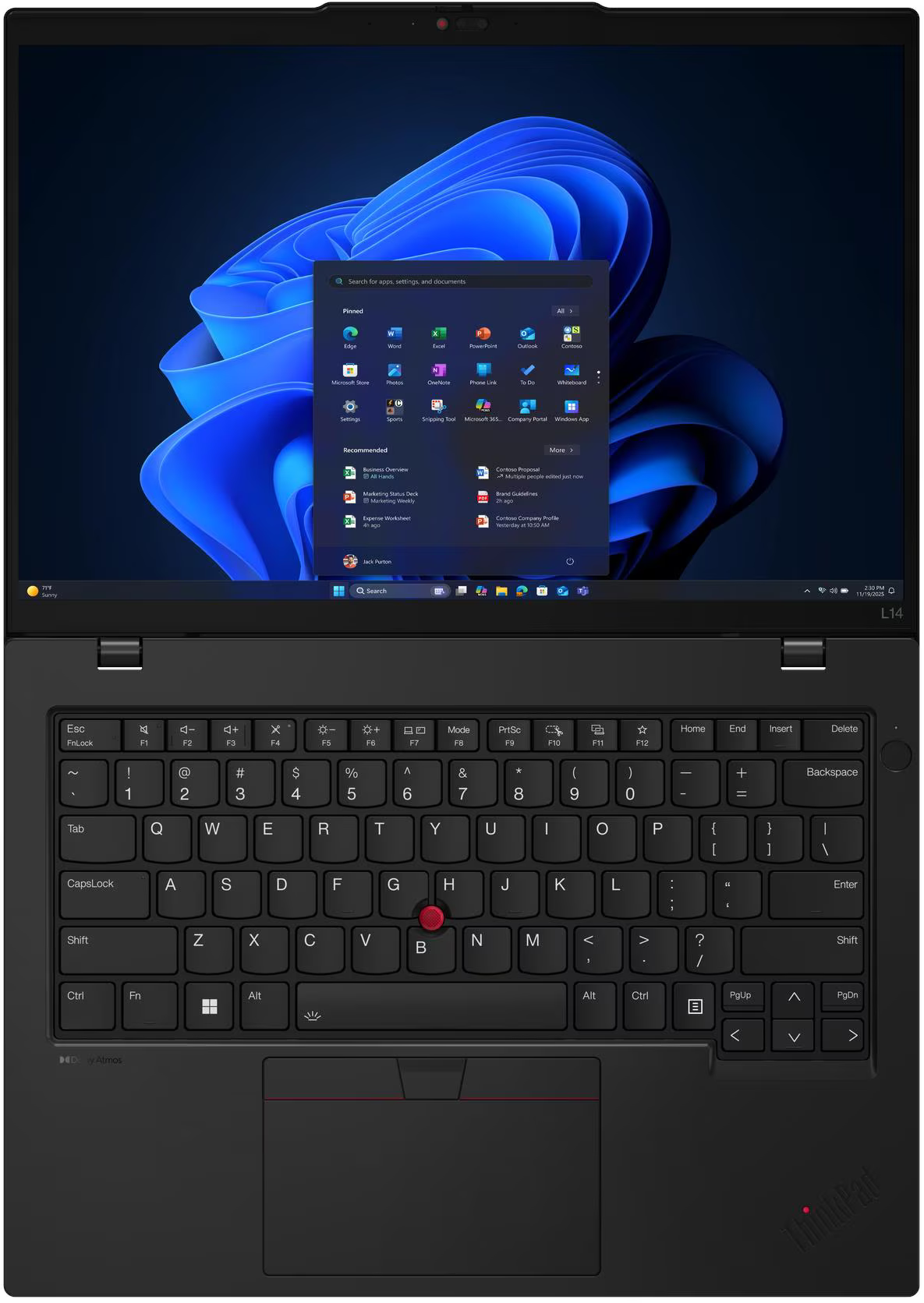 Laptop Windows 11 felülettel. A képernyő keresősávot és alkalmazásikonokat mutat. A billentyűzet az előtérben van.