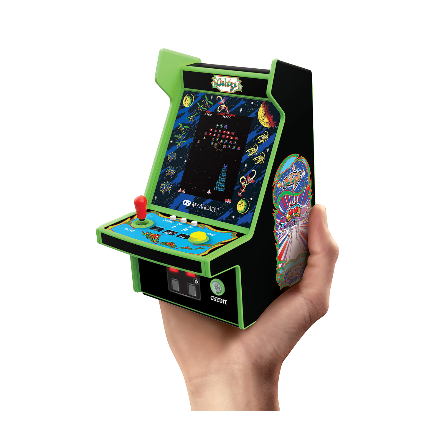 Un minigioco arcade, tenuto in mano. È verde e nero, mostra uno schermo di gioco di Galaga.