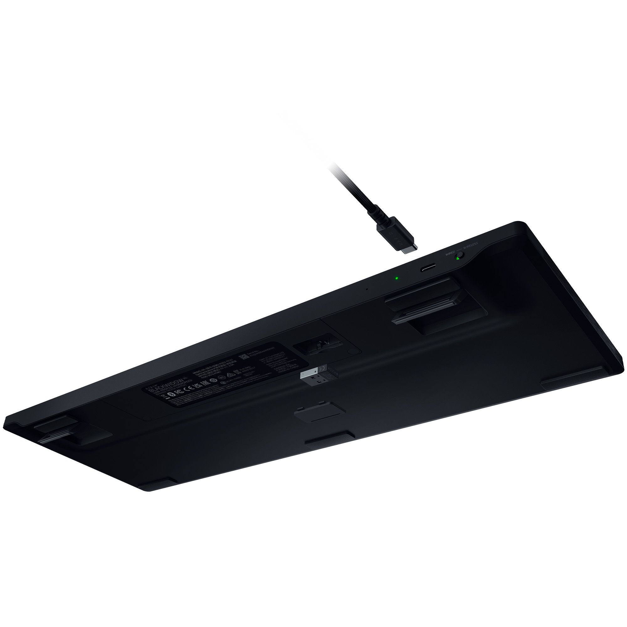 Schwarze Tastatur mit angeschlossenem USB-C-Kabel. Die Tastatur ist schwarz und nach oben abgewinkelt. Der Hintergrund ist weiß.