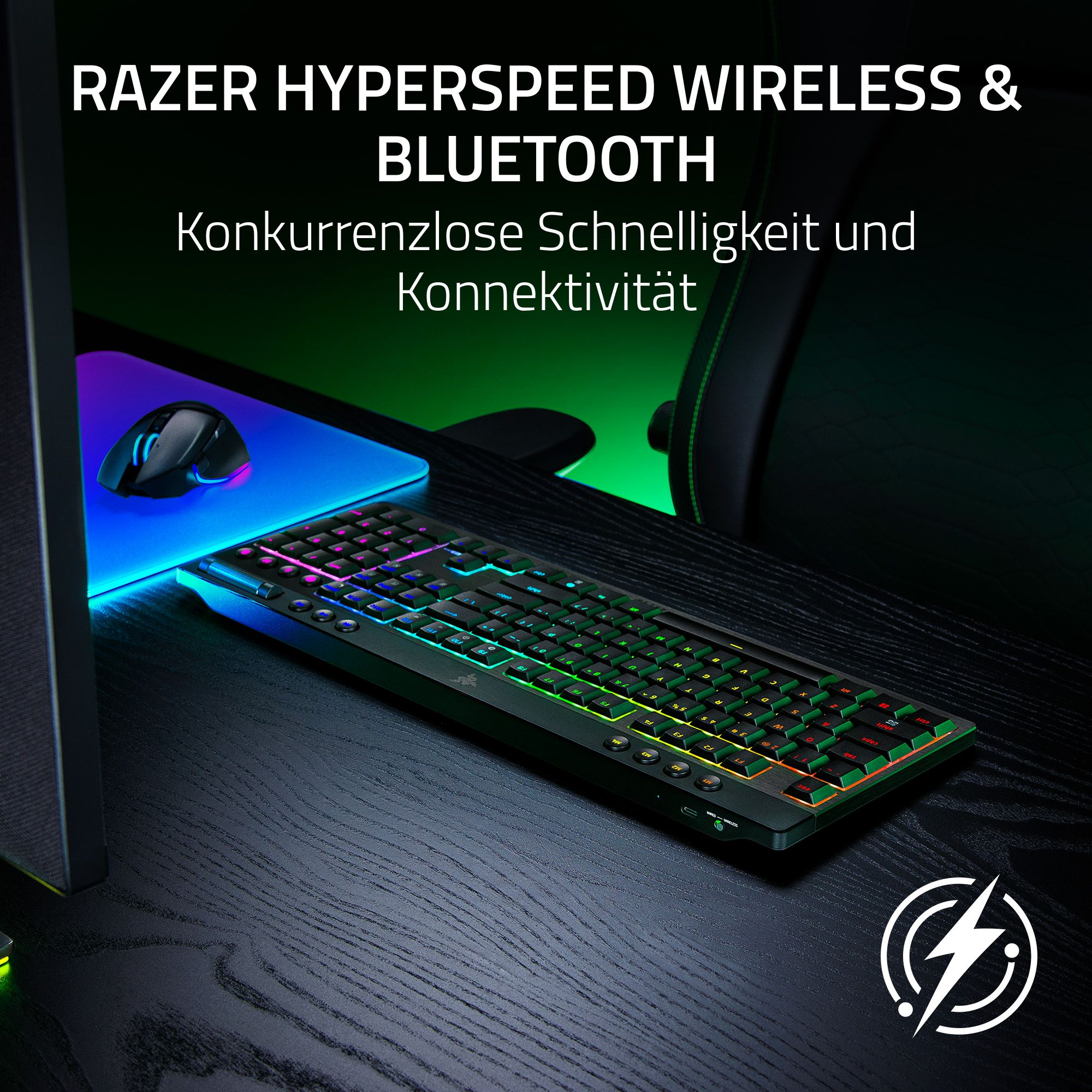 Eine Razer-Tastatur und -Maus auf einem Schreibtisch. Die Tastatur hat farbige Tasten. Das Mauspad leuchtet.