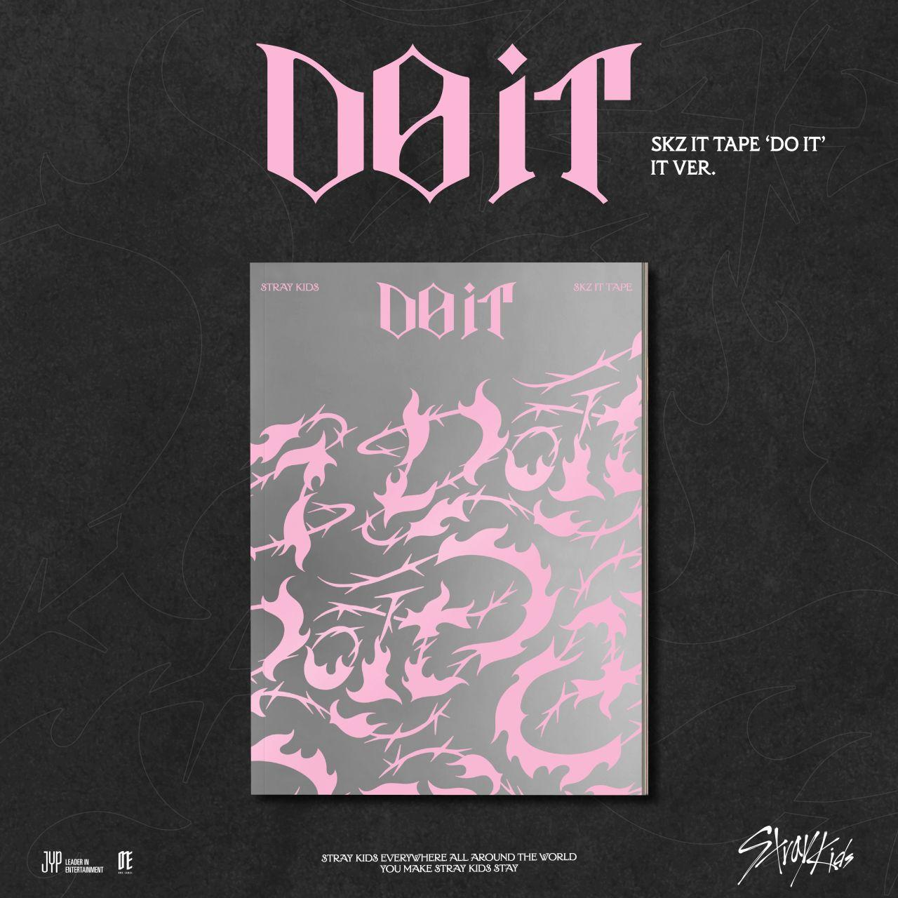 Albumhoes voor Stray Kids 'Do It' tape. Roze tekst op grijze achtergrond. Zwarte achtergrond met tekst en logo.