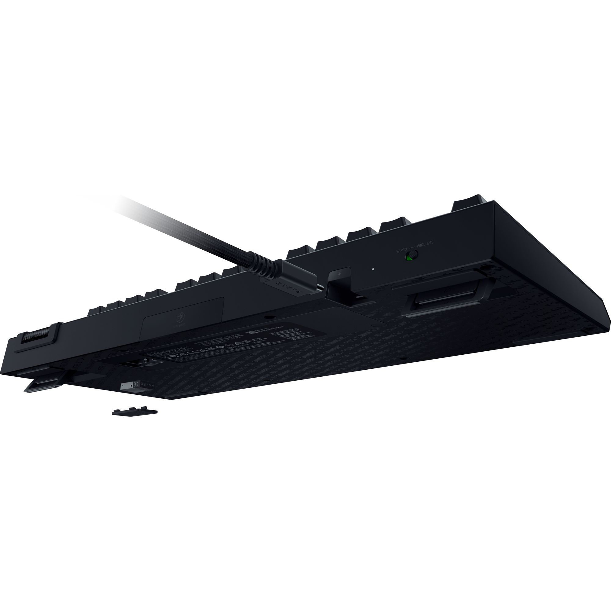 Schwarze Tastatur von unten, mit USB-C-Kabel verbunden. Weißer Hintergrund. Razer-Logo sichtbar.