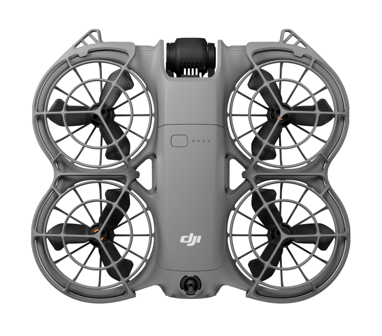 Szary dron z czterema śmigłami, każde chronione przez okrągłą klatkę. Dron ma kamerę i logo DJI.