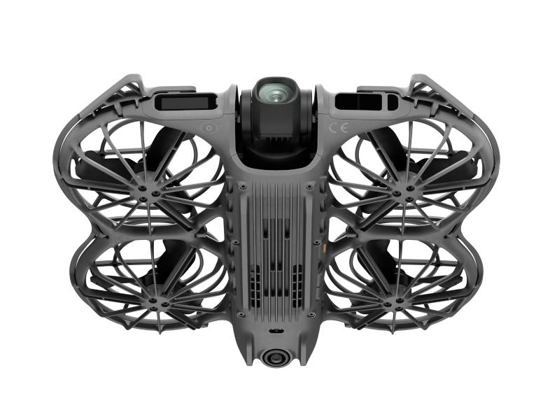 Szary dron z czterema śmigłami, centralną kamerą i klatką ochronną. Tło jest czarne.
