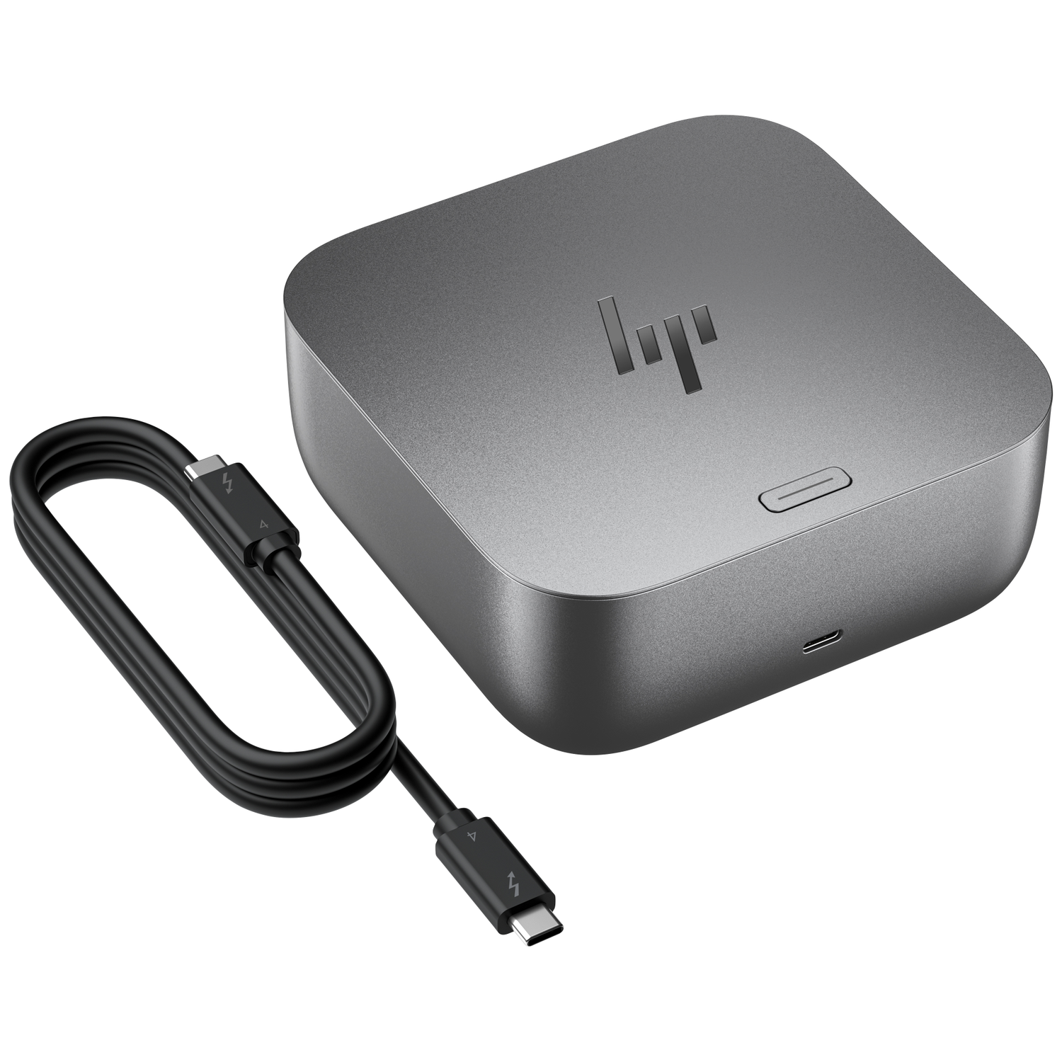 Een zilverkleurig HP docking station met een zwarte USB-C kabel. Het station heeft het HP logo en een kleine poort. De kabel is aangesloten.