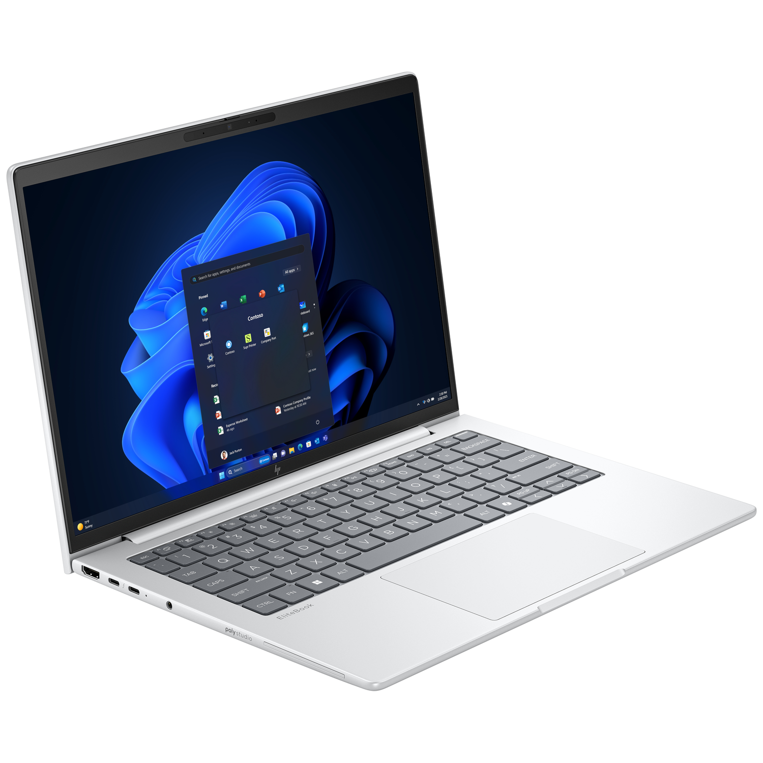 Zilveren laptop open, Windows 11-scherm zichtbaar. Toetsenbord en touchpad in focus.