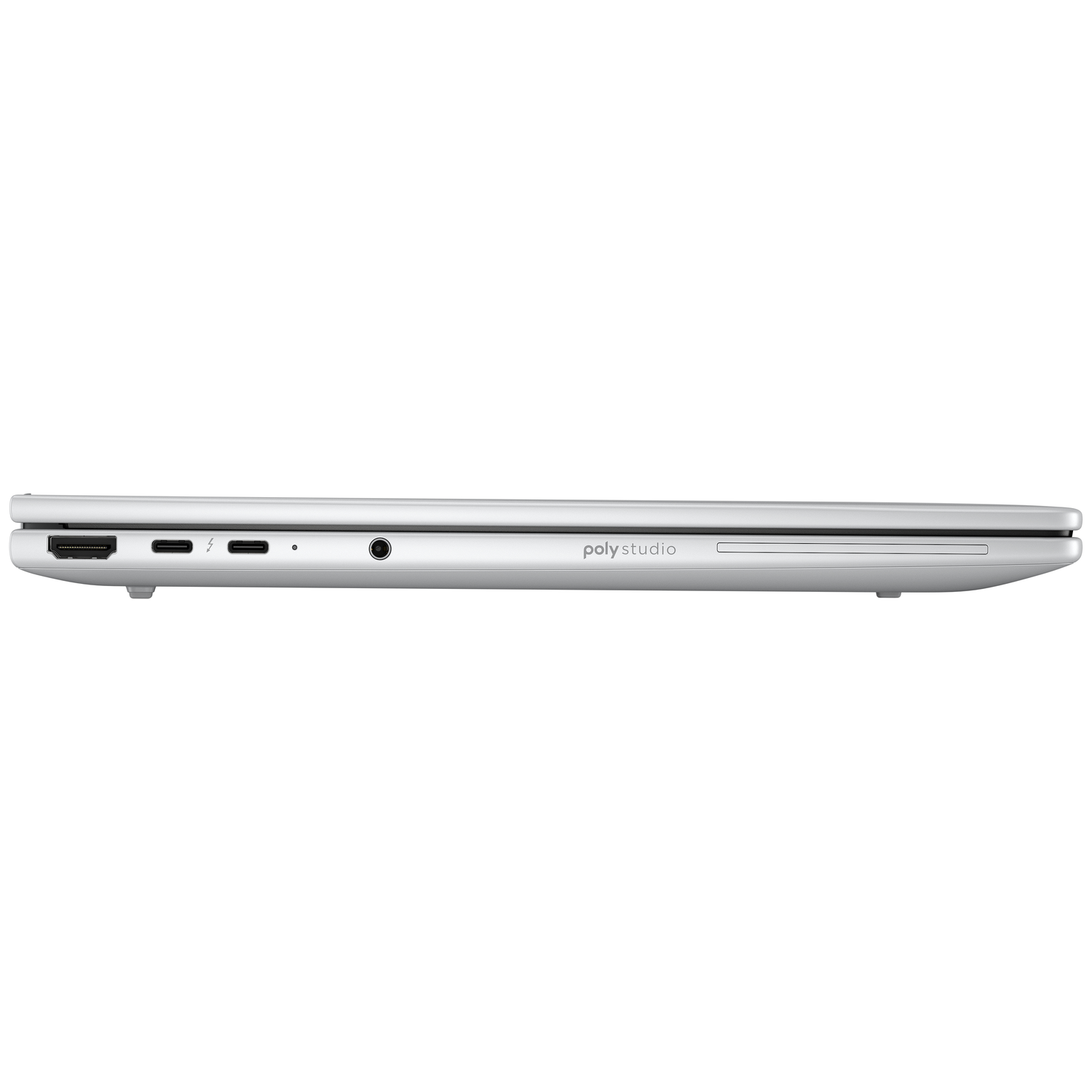 Zijaanzicht van een zilveren laptop. Poorten zijn HDMI, USB-C en een koptelefoonaansluiting. Het merk 'poly studio' is zichtbaar.