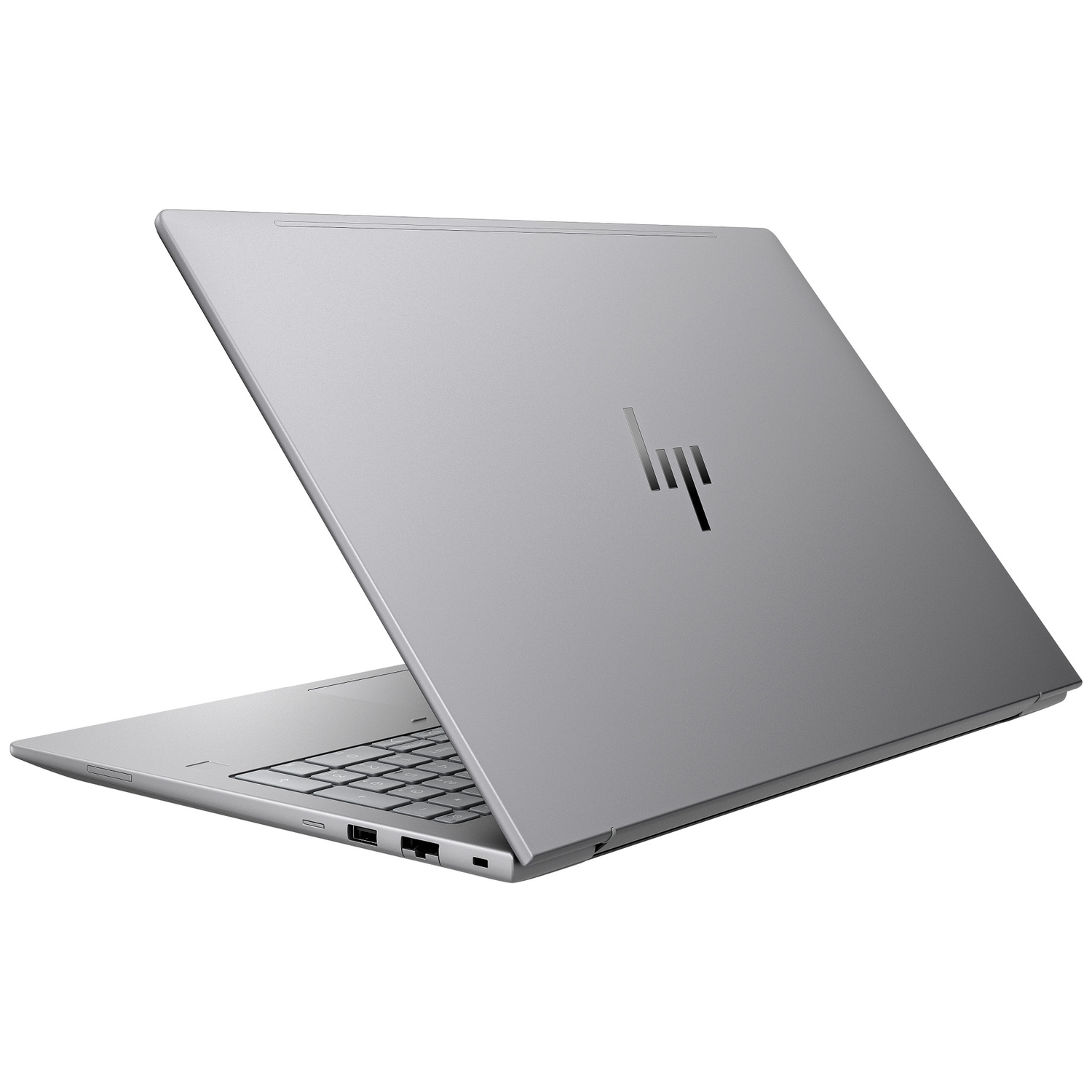 Een zilveren HP-laptop is iets geopend en toont het toetsenbord. Het HP-logo staat op de klep. De achtergrond is wit.