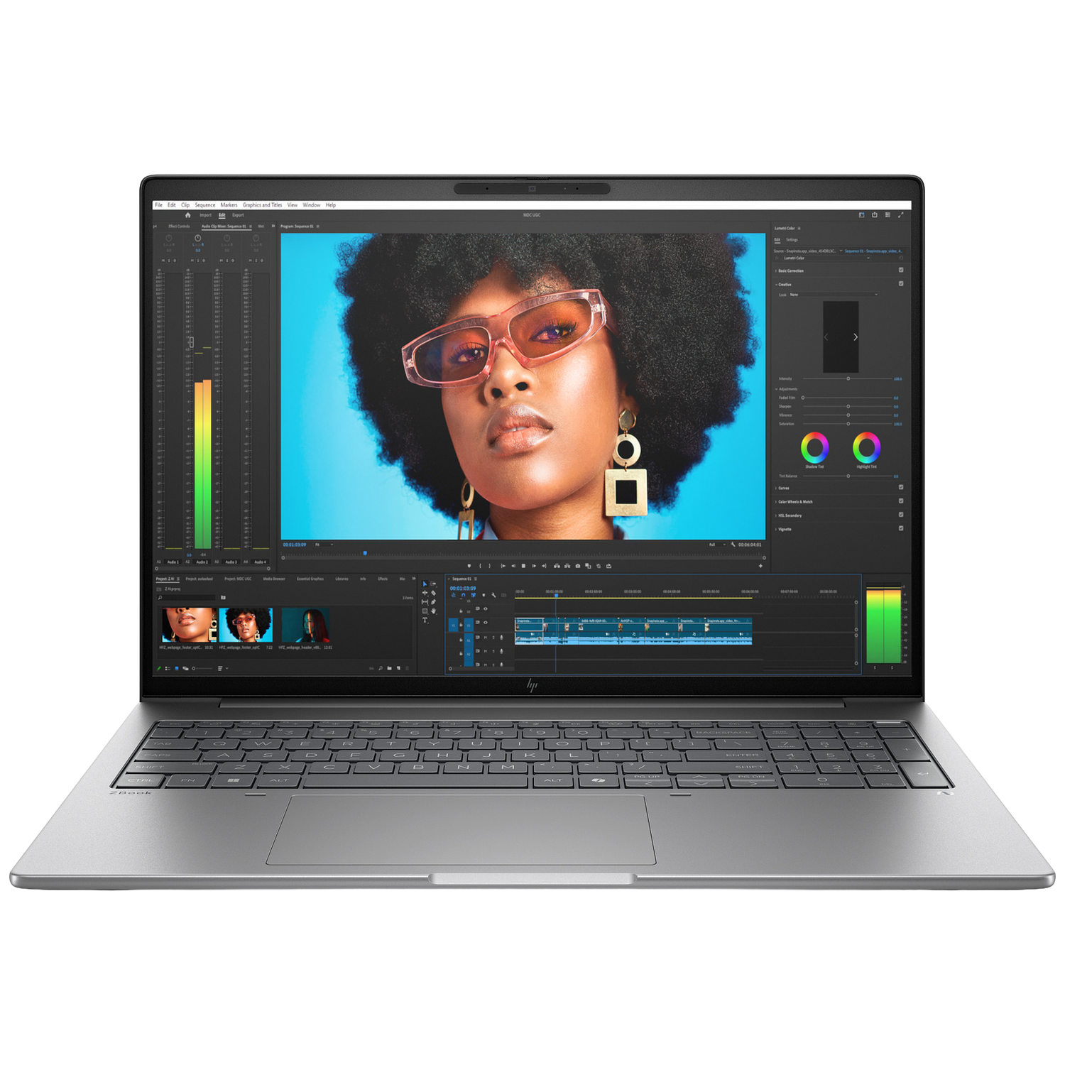 Laptop toont een videobewerkingsprogramma met een vrouw met een zonnebril op het scherm. De laptop is zilver.