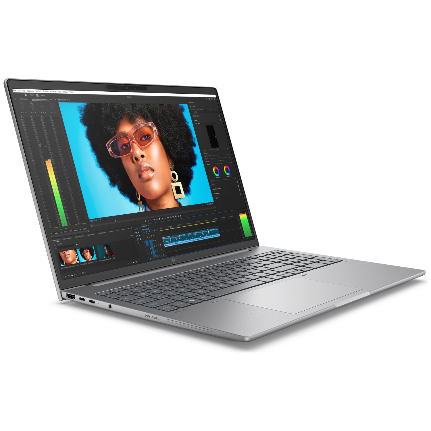 Een zilveren laptop toont op het scherm een vrouw met een roze bril. De vrouw staat voor een blauwe achtergrond.