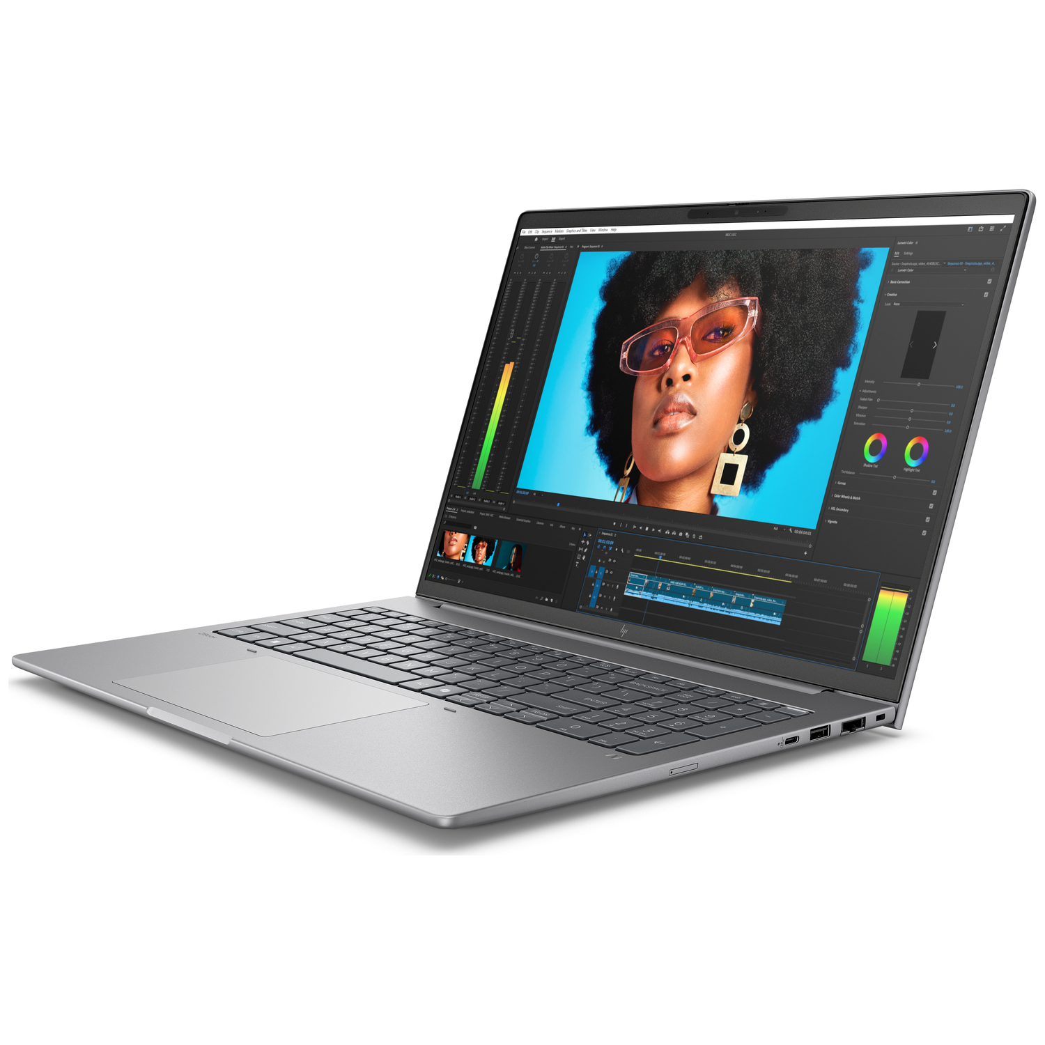 Zilveren laptop toont een afbeelding van een vrouw met roze bril. Het scherm toont een video-editing interface. Witte achtergrond.