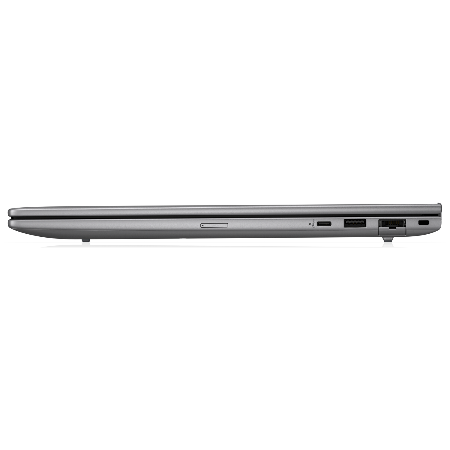 Zijaanzicht van een gesloten zilveren laptop. Zichtbare poorten zijn USB-C, USB en een kaartlezer. De achtergrond is wit.