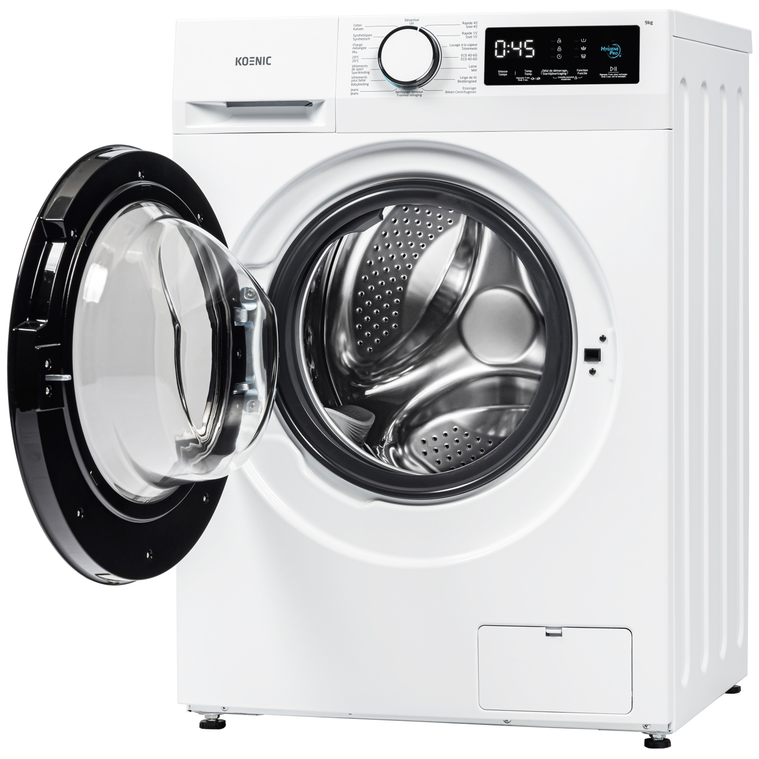 Een witte Koenic wasmachine met open zwarte deur en digitaal display 0:45. De machine staat op een wit oppervlak.