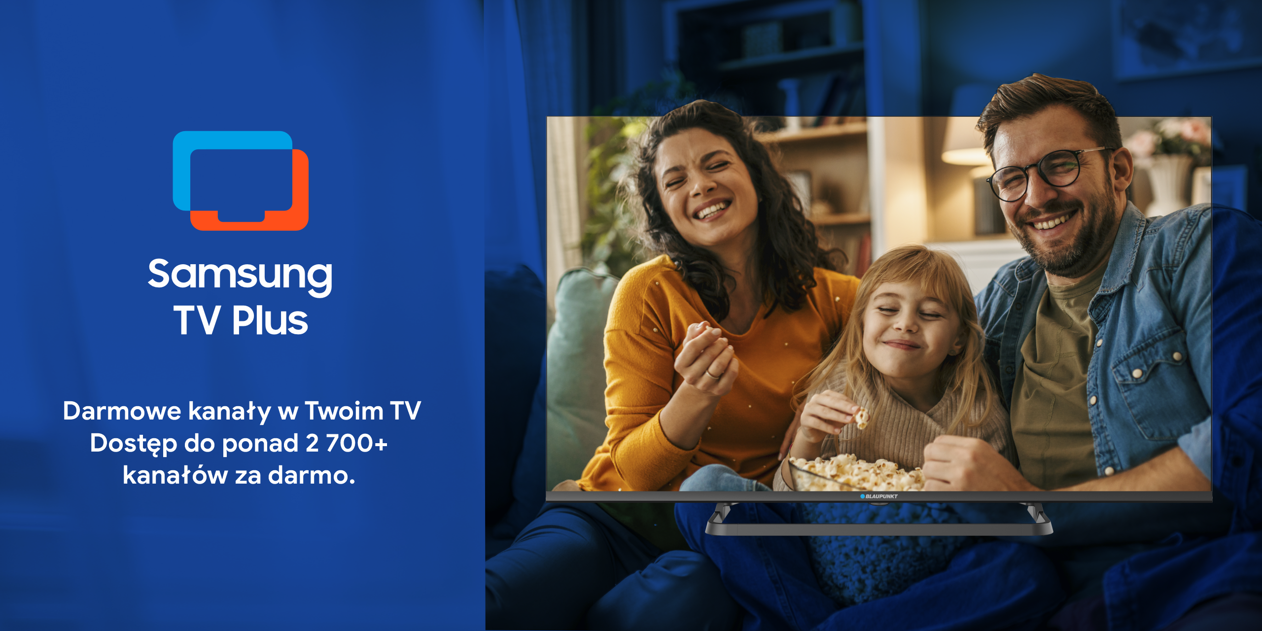 Rodzina ogląda telewizję. Kobieta, dziecko i mężczyzna uśmiechają się. Telewizor pokazuje logo Samsung TV Plus i darmowe kanały.