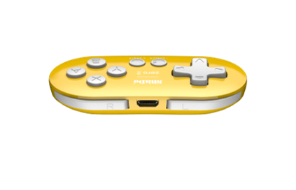 Ein gelbes und weißes Gamepad. Es hat mehrere Tasten und ein Steuerkreuz. Der Markenname ist sichtbar.