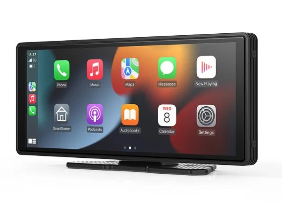 Ekran dotykowy samochodu z ikonami aplikacji dla telefonu, muzyki, map, wiadomości i innych. Pokazuje godzinę i sygnał komórkowy. Czarna ramka na białym tle.